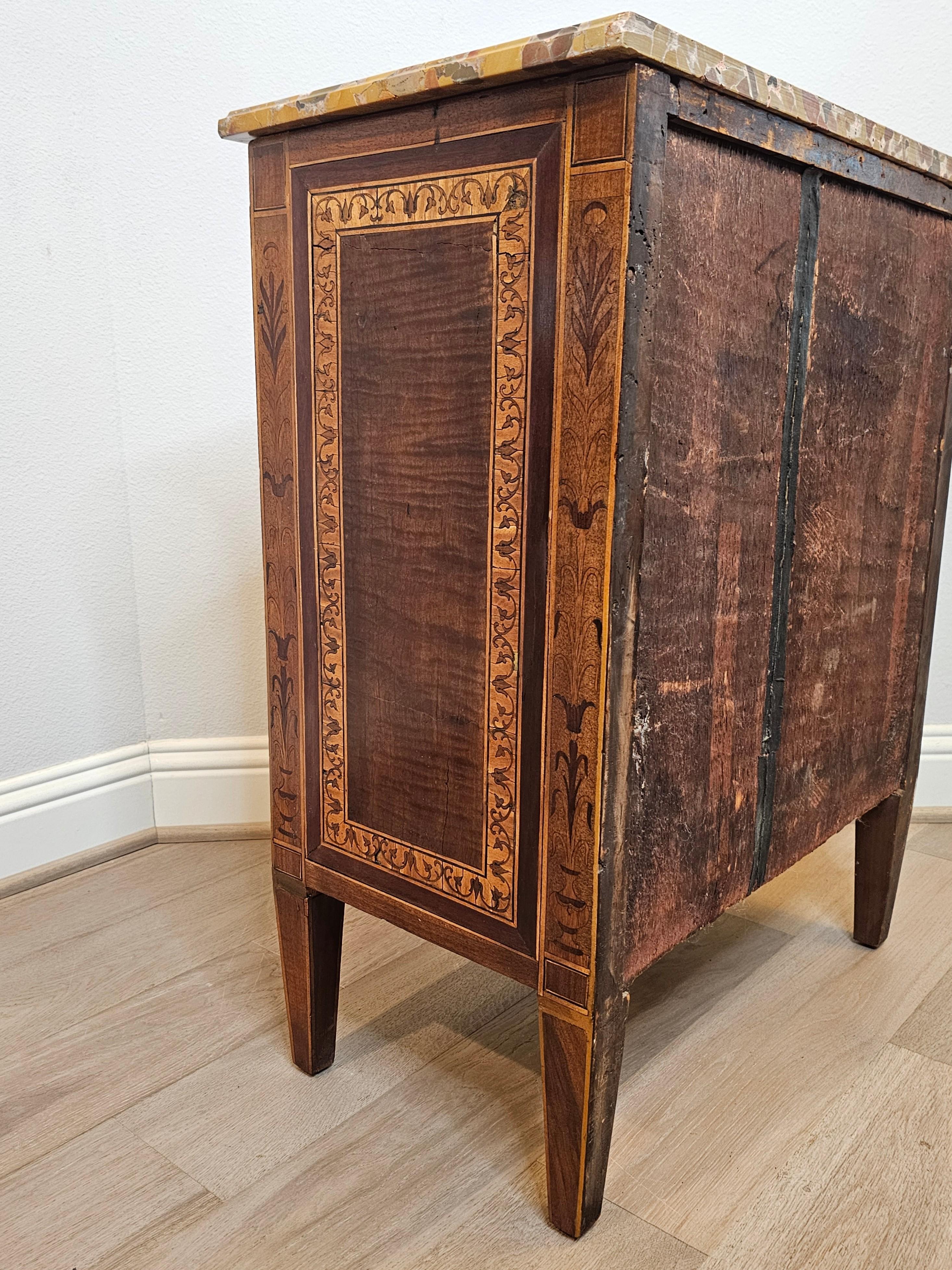 Antigua mesilla de noche italiana / francesa de marquetería neoclásica en venta 9