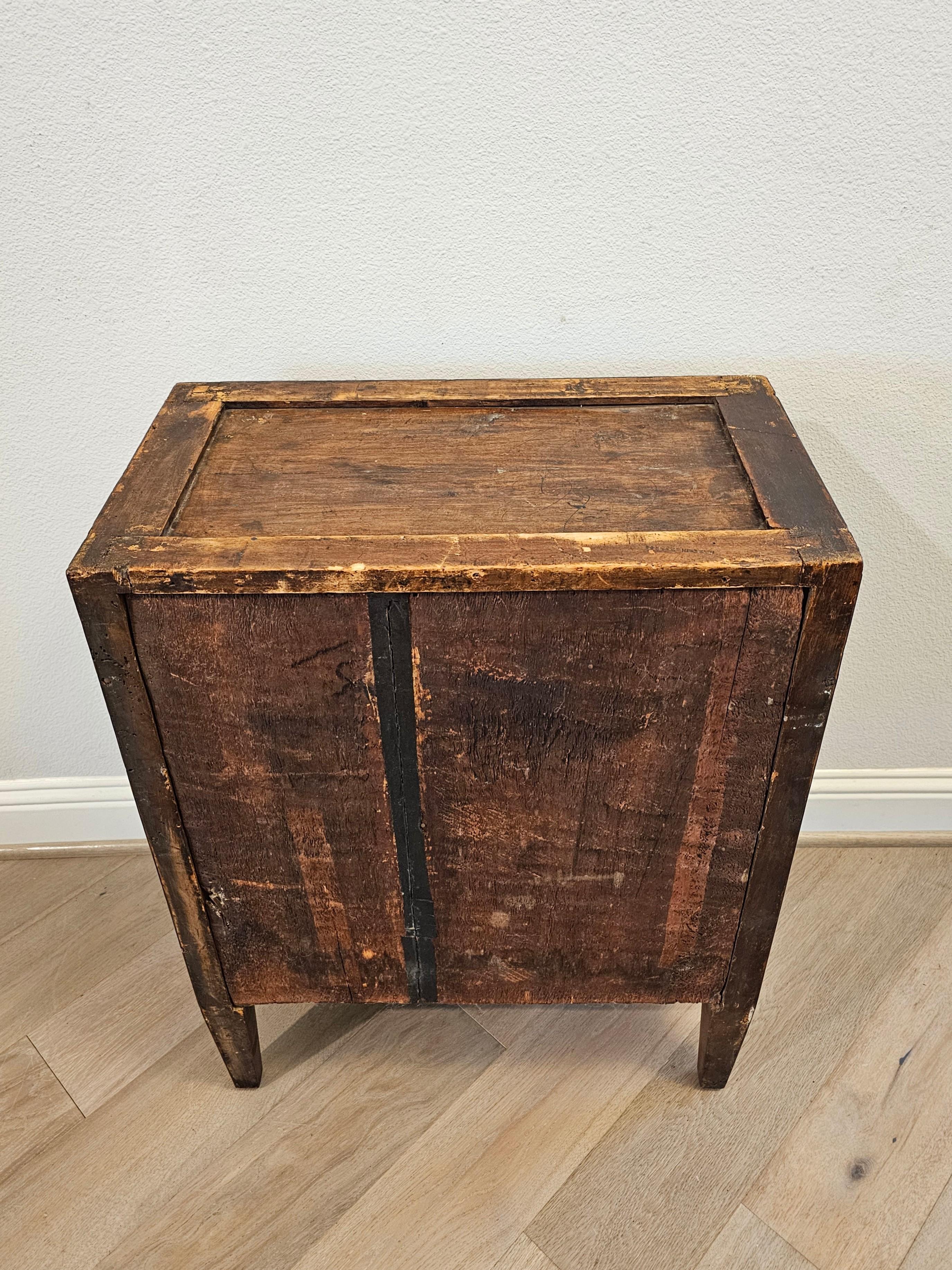 Antigua mesilla de noche italiana / francesa de marquetería neoclásica en venta 10