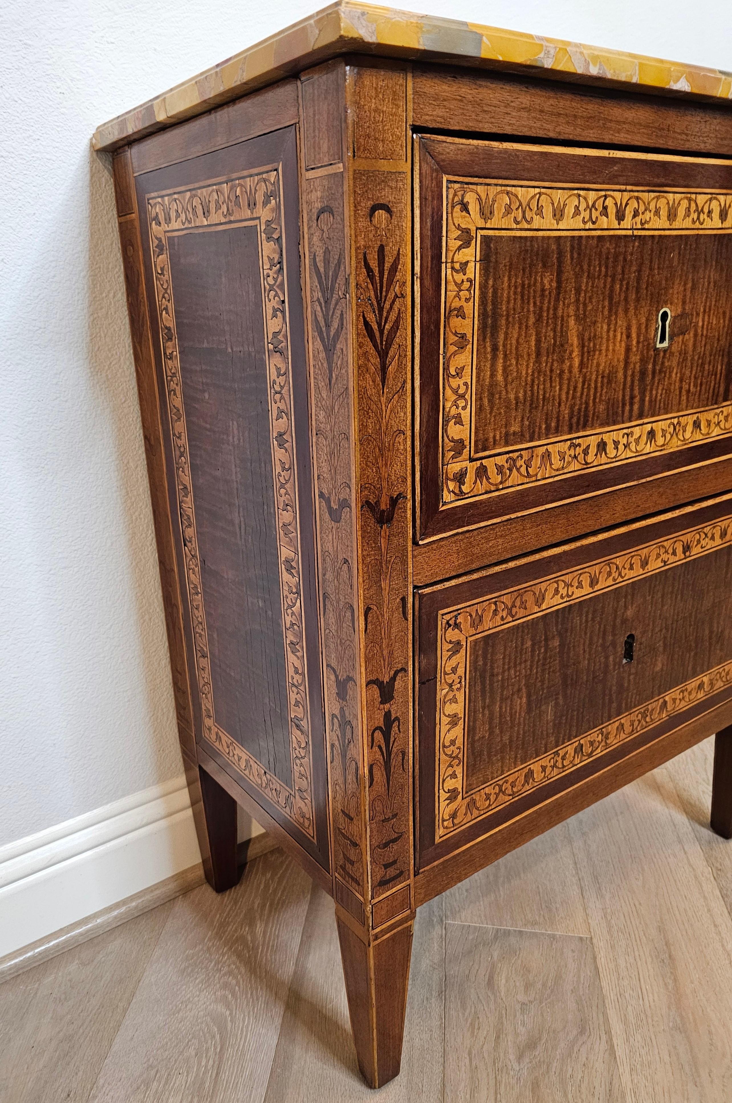 Antigua mesilla de noche italiana / francesa de marquetería neoclásica Hecho a mano en venta