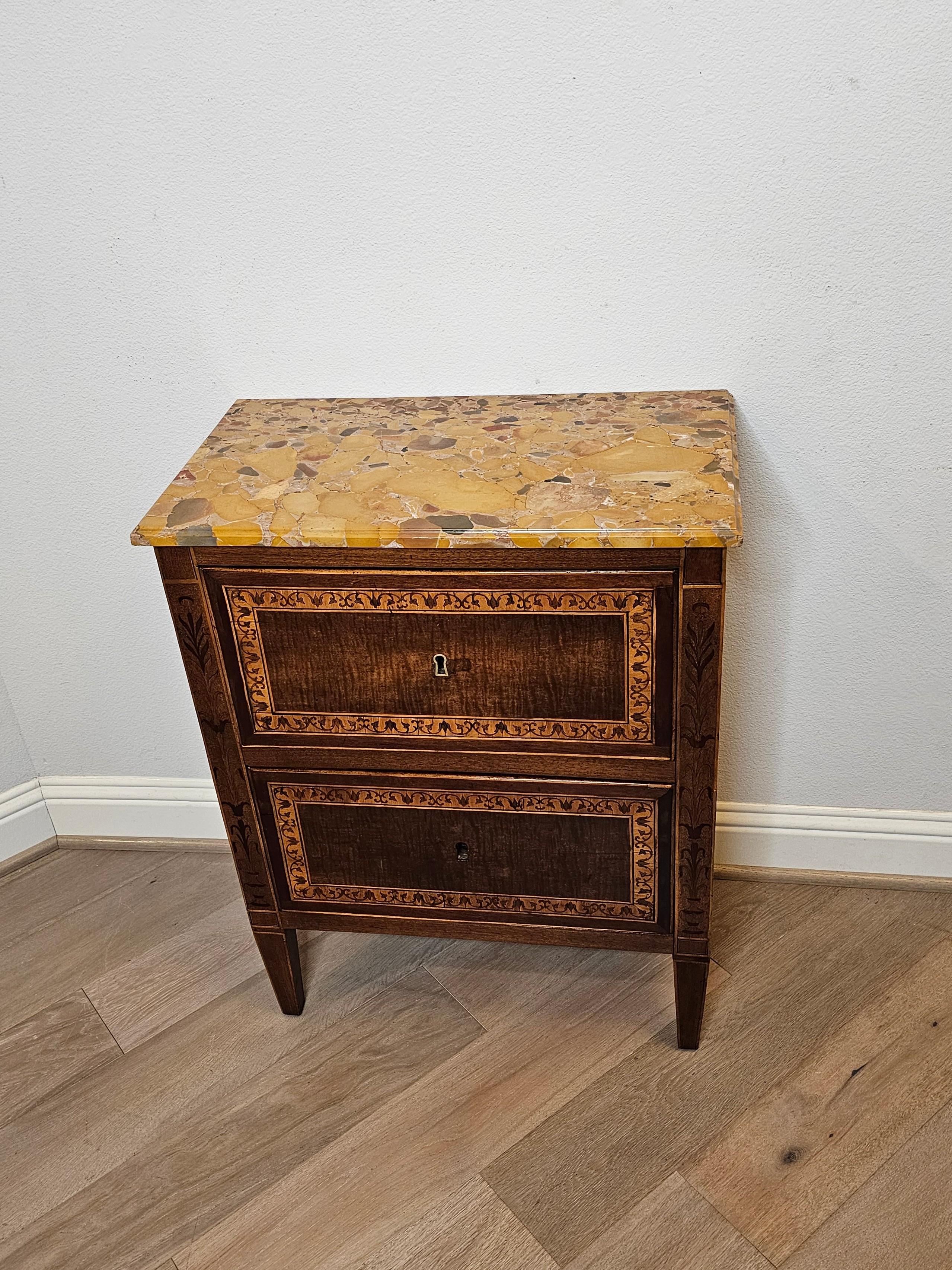 Antigua mesilla de noche italiana / francesa de marquetería neoclásica Mármol de Siena en venta