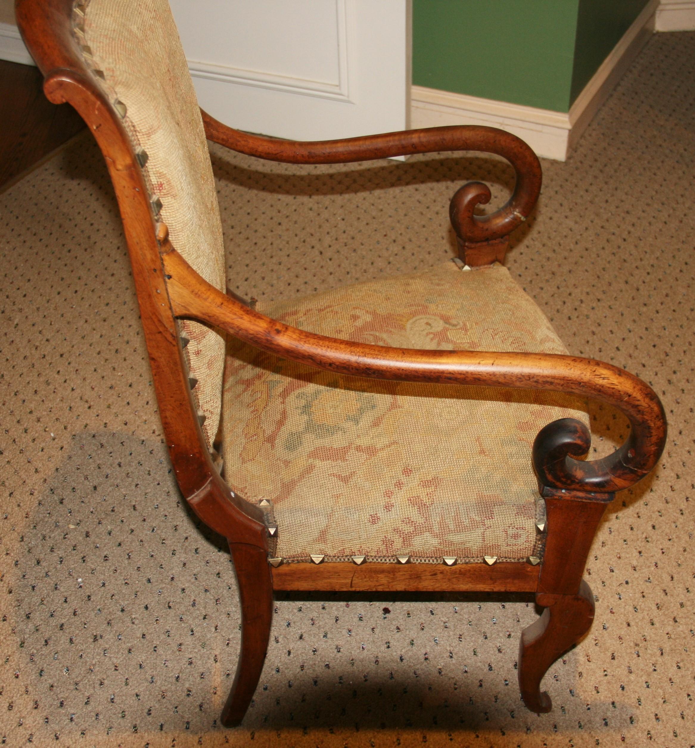 Sedie antiche italiane in legno di frutto con rivestimento in arazzo 1875 in vendita 10