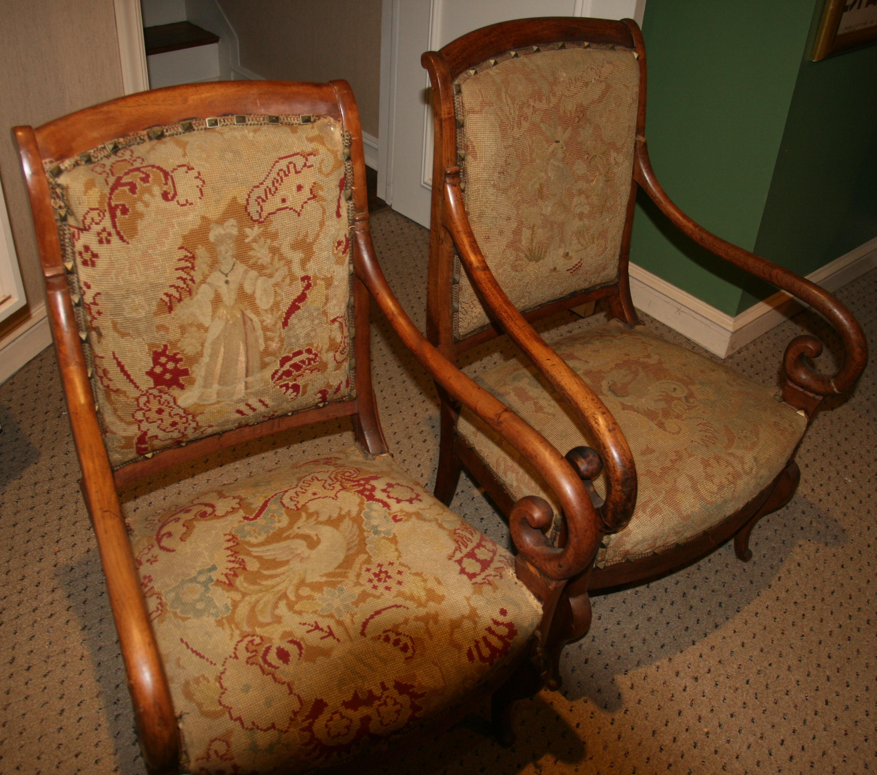 1799 Coppia di sedie antiche italiane in legno di frutto con imbottitura originale in arazzo.
Una sedia presenta un maggiore scolorimento.
Strutturalmente solido 
Riparazione di un braccio
Manca un piccolo pezzo di legno sulla parte superiore del