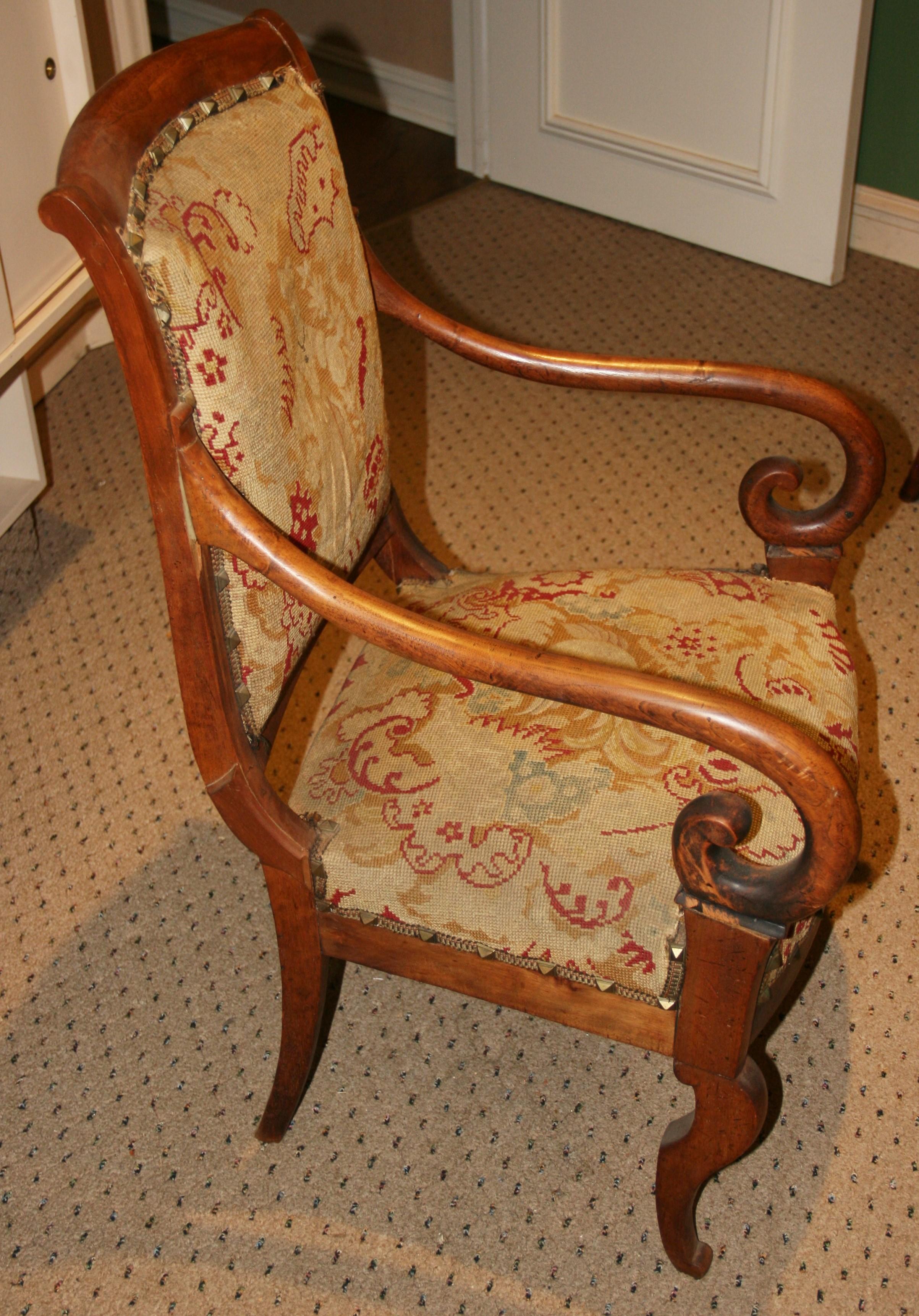 Legno massiccio Sedie antiche italiane in legno di frutto con rivestimento in arazzo 1875 in vendita