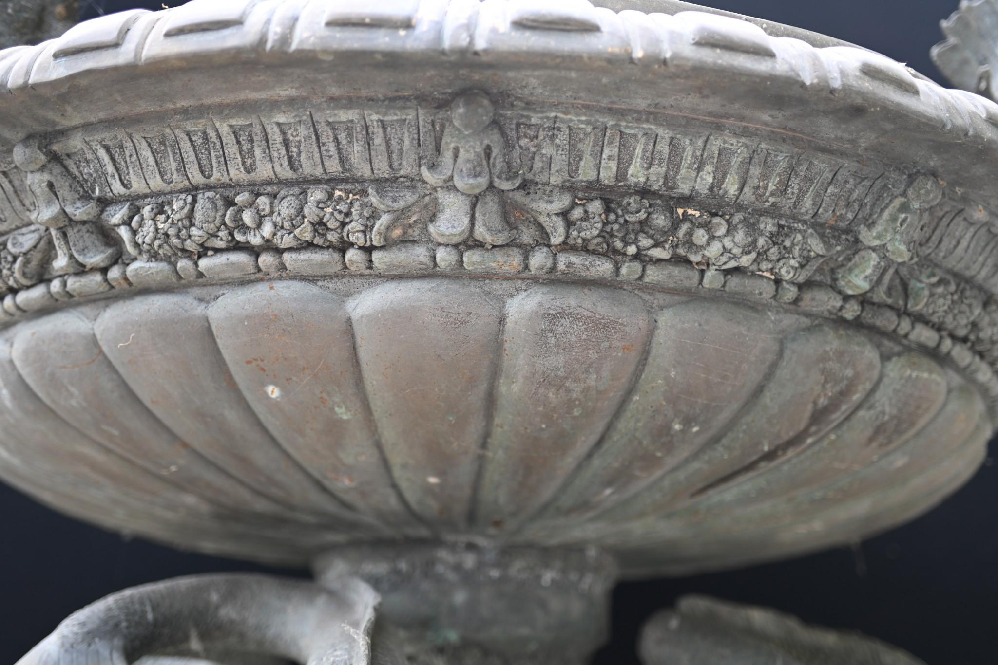 Antiker italienischer Gartenbrunnen, klassisches Wasserelement mit Schlangenmotiv im Angebot 5