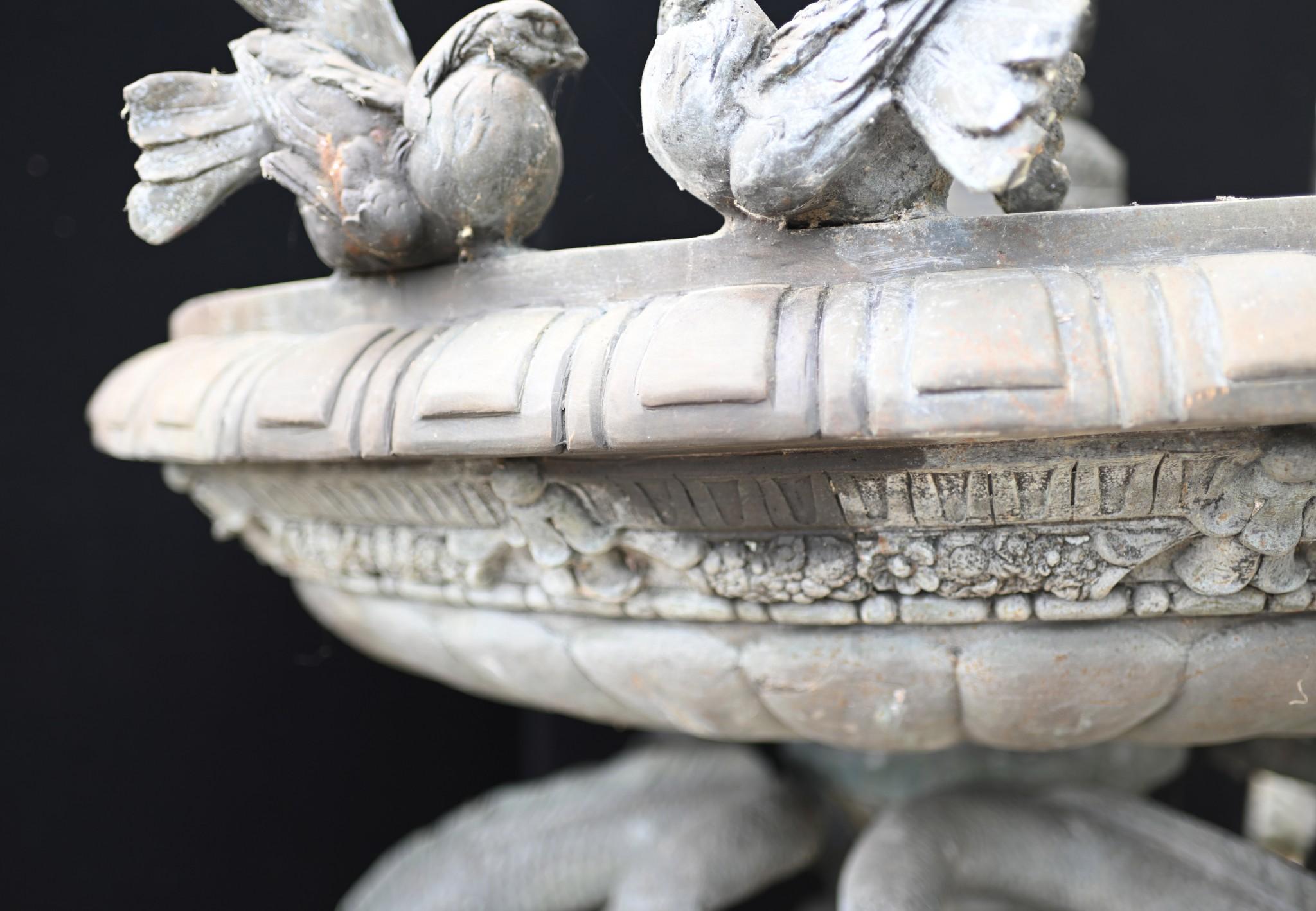 Antiker italienischer Gartenbrunnen, klassisches Wasserelement mit Schlangenmotiv im Angebot 8