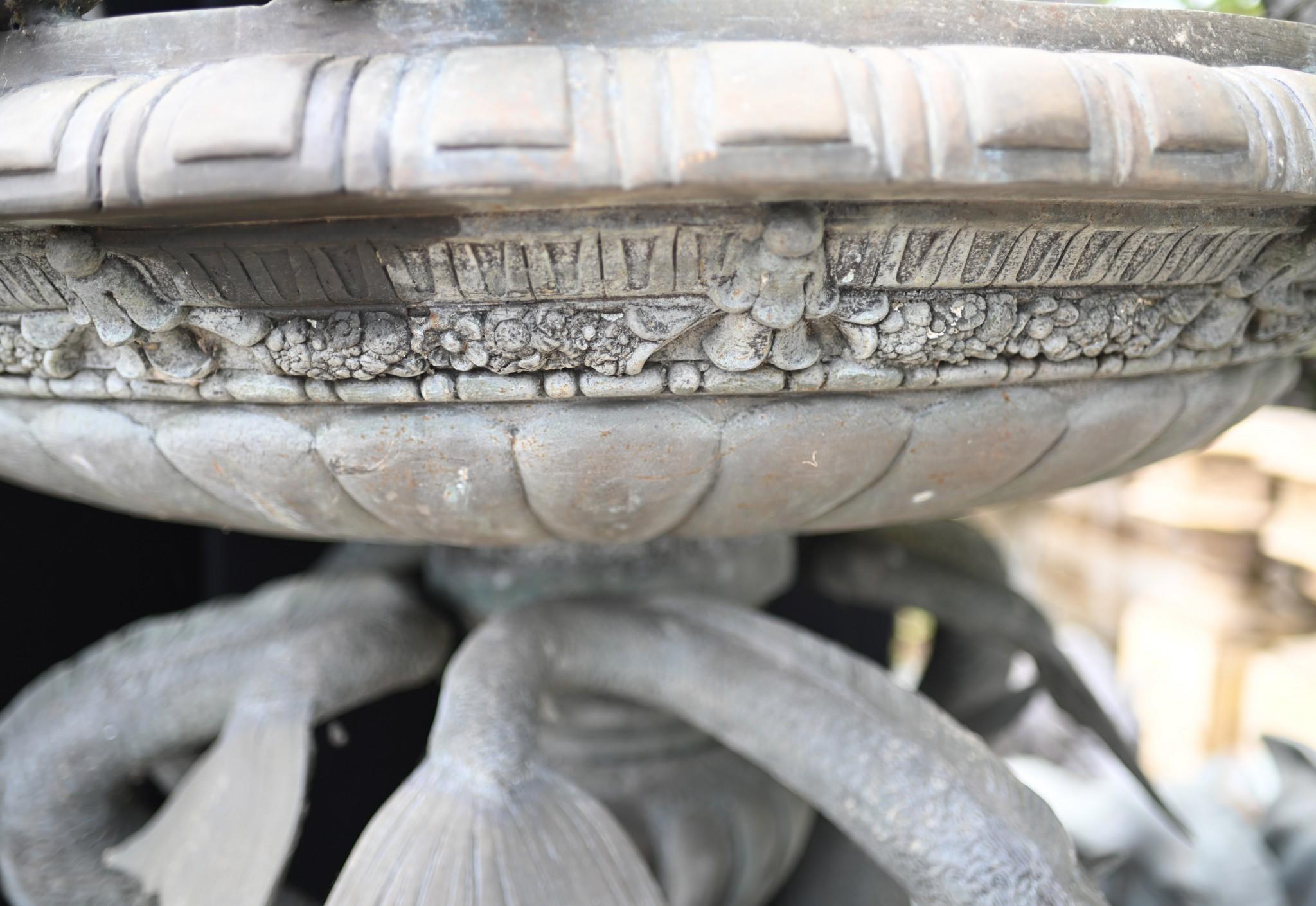 Ancienne fontaine de jardin italienne classique avec serpent en vente 9
