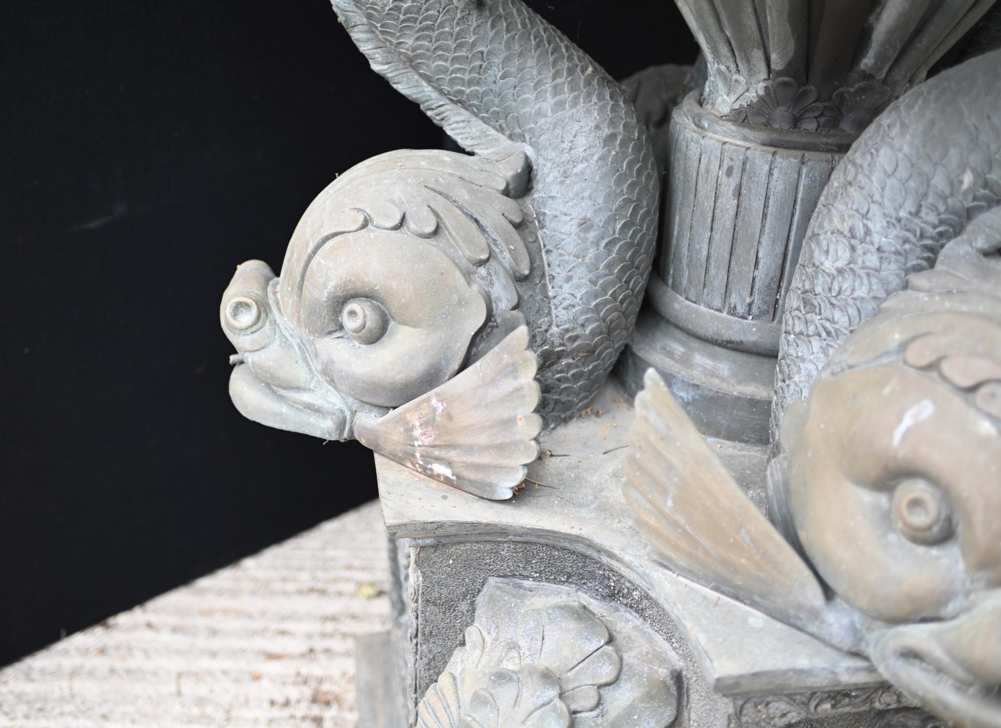 Antiker italienischer Gartenbrunnen, klassisches Wasserelement mit Schlangenmotiv im Angebot 11