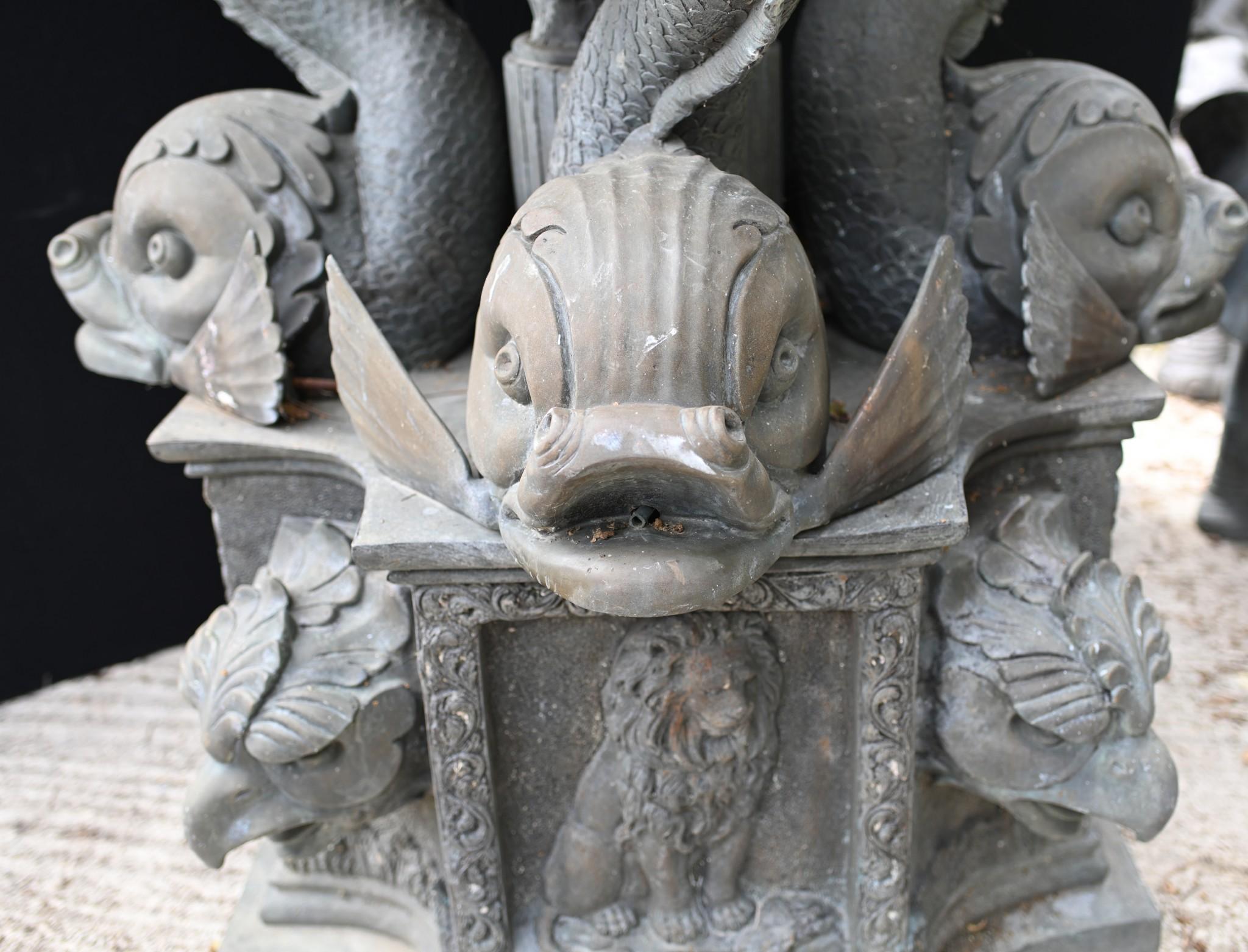Antiker italienischer Gartenbrunnen, klassisches Wasserelement mit Schlangenmotiv (Frühes 20. Jahrhundert) im Angebot
