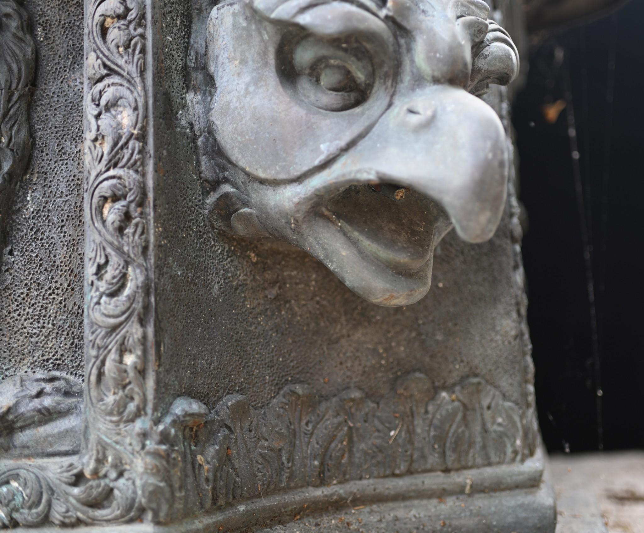 Antiker italienischer Gartenbrunnen, klassisches Wasserelement mit Schlangenmotiv im Angebot 1
