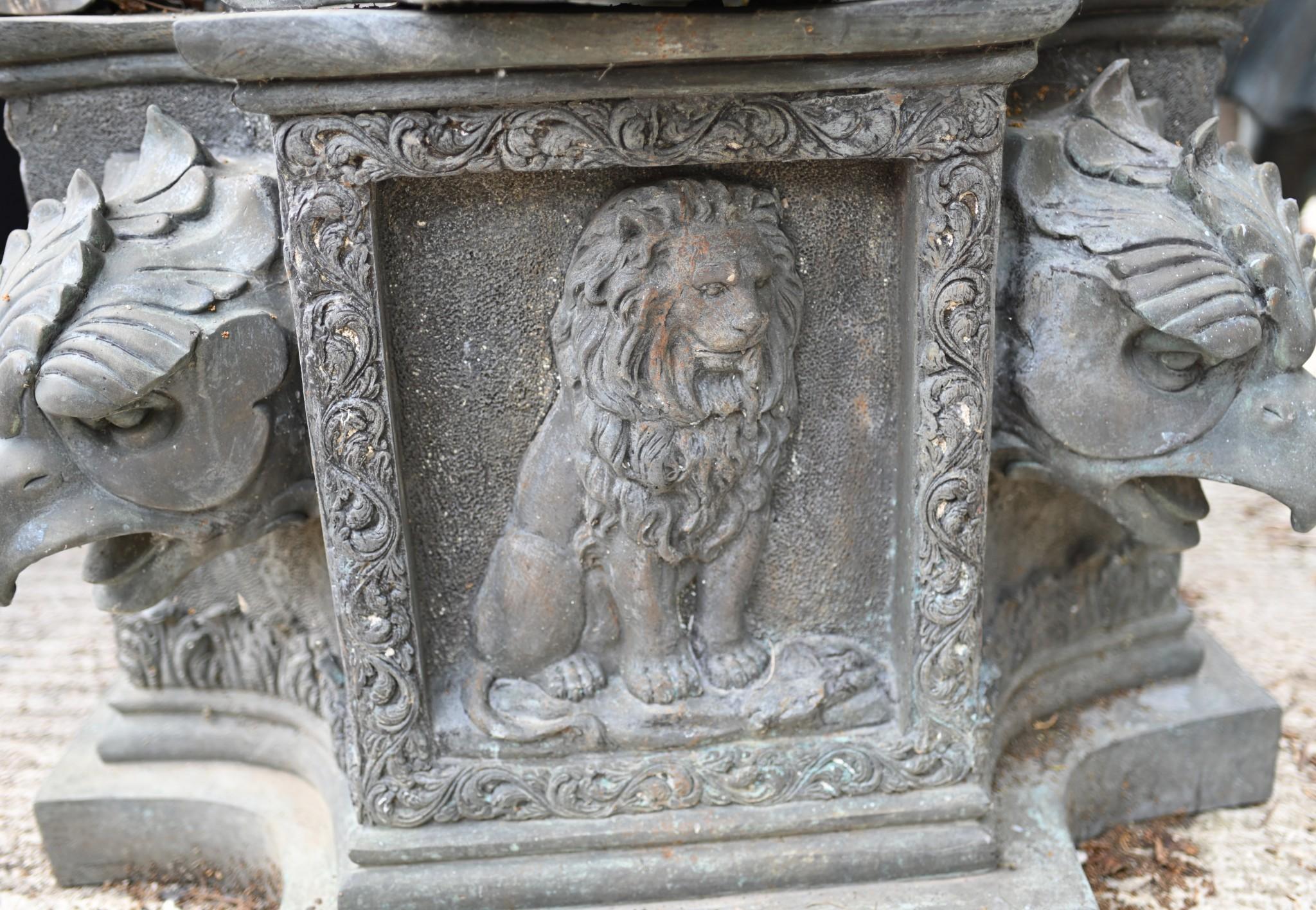 Antiker italienischer Gartenbrunnen, klassisches Wasserelement mit Schlangenmotiv im Angebot 2