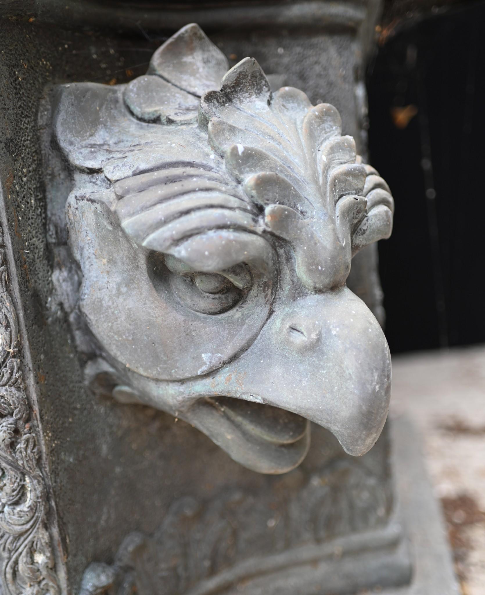Ancienne fontaine de jardin italienne classique avec serpent en vente 4