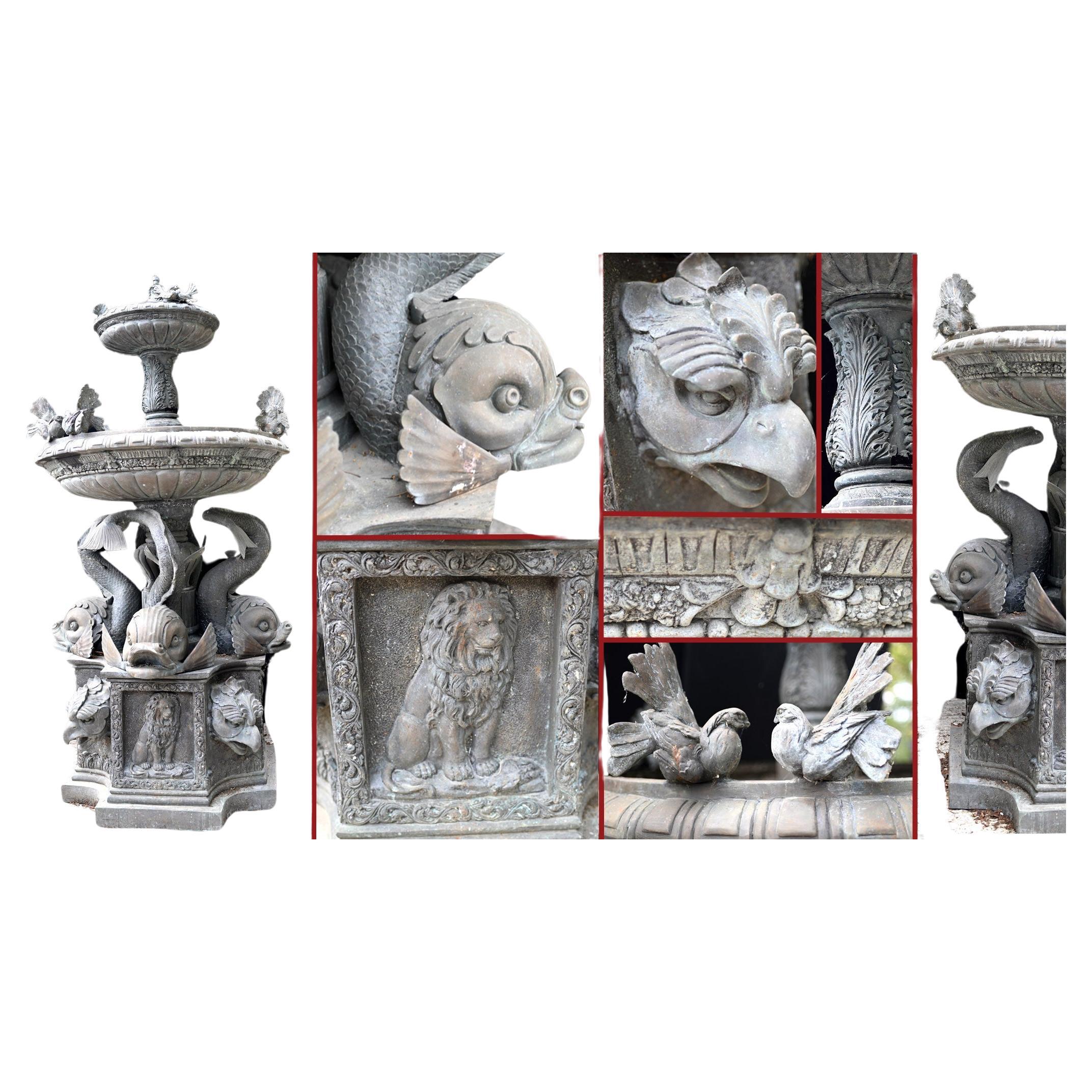 Antiker italienischer Gartenbrunnen, klassisches Wasserelement mit Schlangenmotiv im Angebot