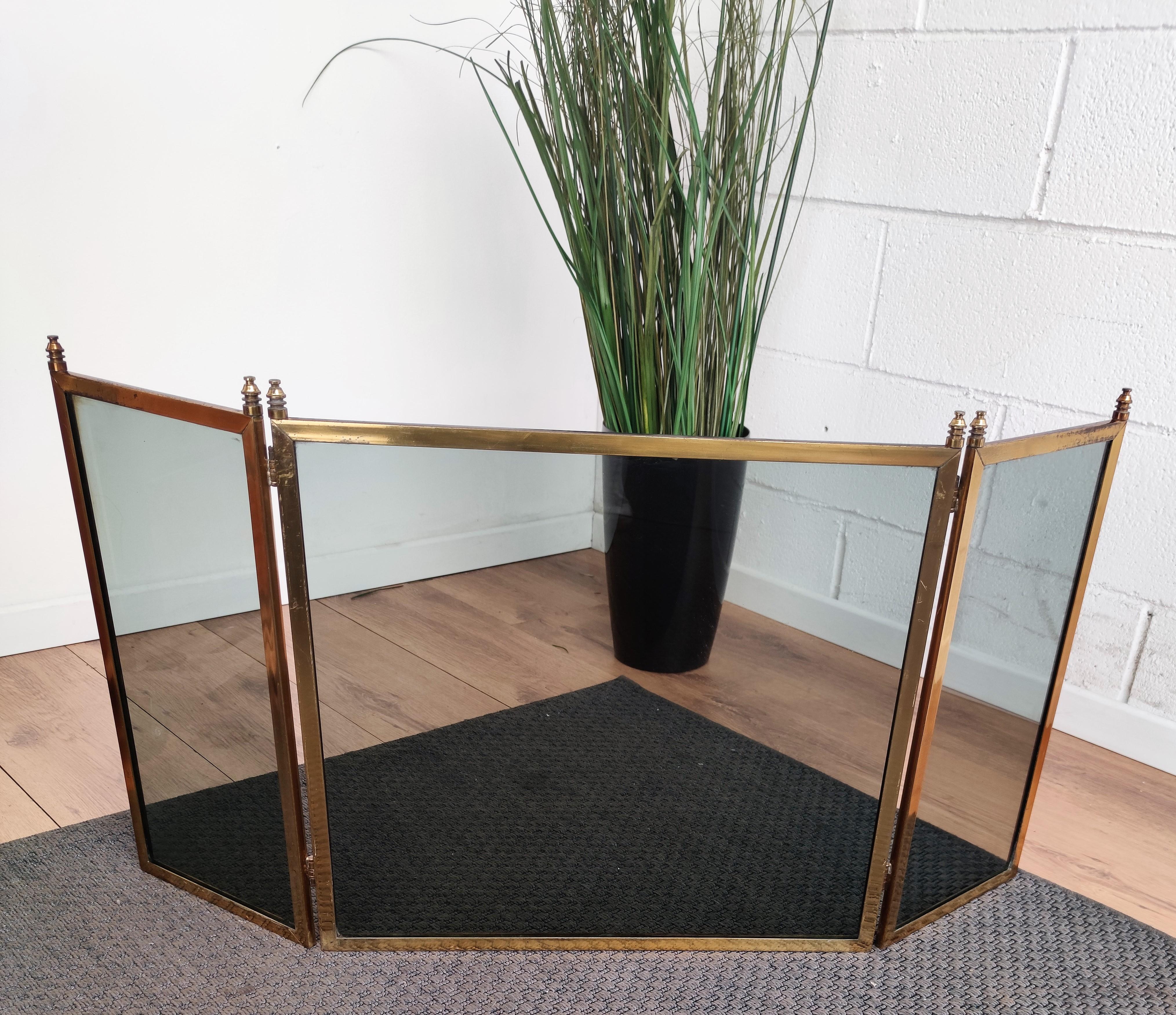 Italian gilt brass and glass foldable fireplace screen or fire screen. Nice decorative piece, this-3 piece screen is easy to tow and use, the piece can be easily folded to adapt and work with any opening. Overall very decorative piece in nice