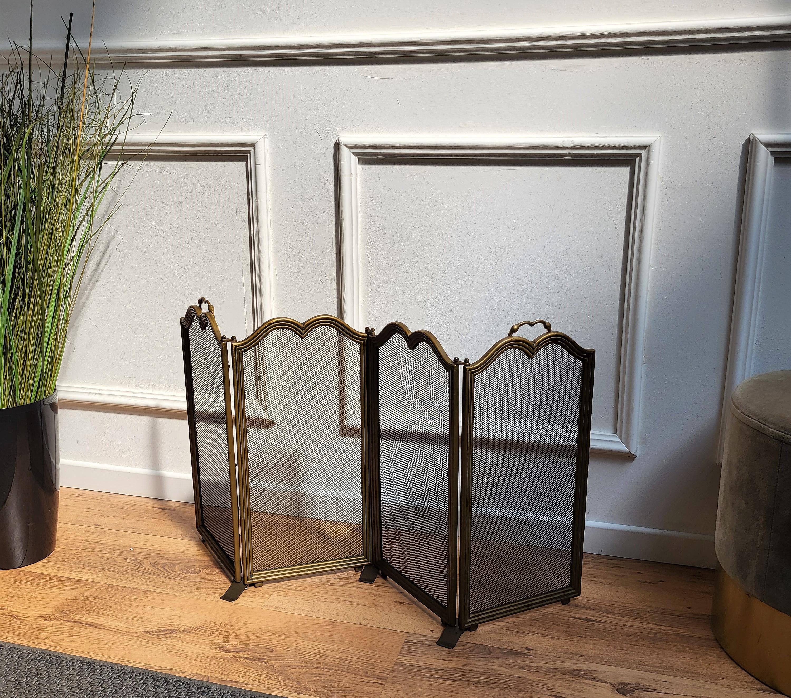 Italian gilt brass foldable fireplace screen or fire screen. Nice decorative piece, this-4 piece screen is easy to tow and use, the pieces can be easily folded to adapt and work with any opening. Overall very decorative piece in nice condition.
 