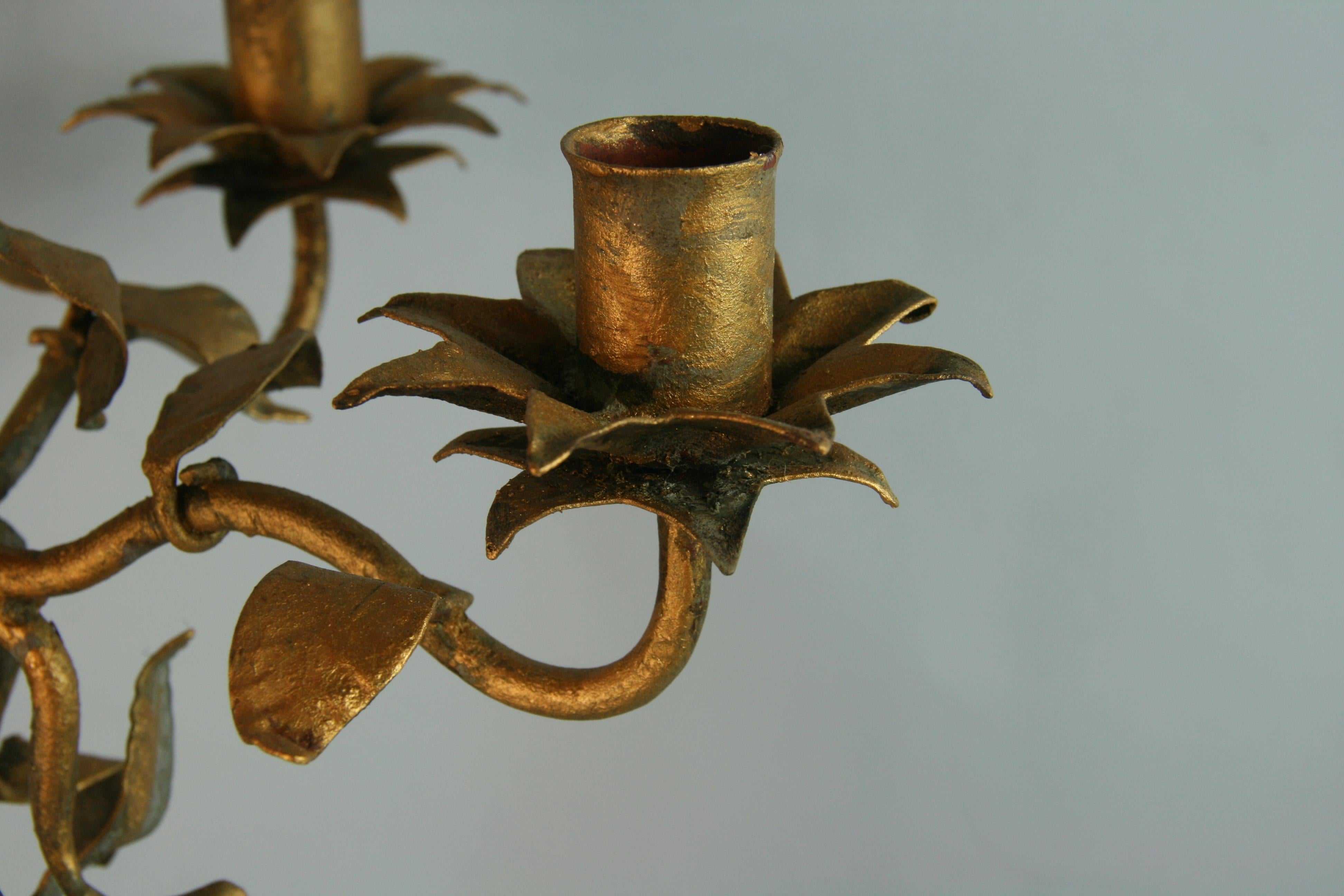 Antiker italienischer Kerzenhalter aus vergoldetem Eisen im Alter im Angebot 5