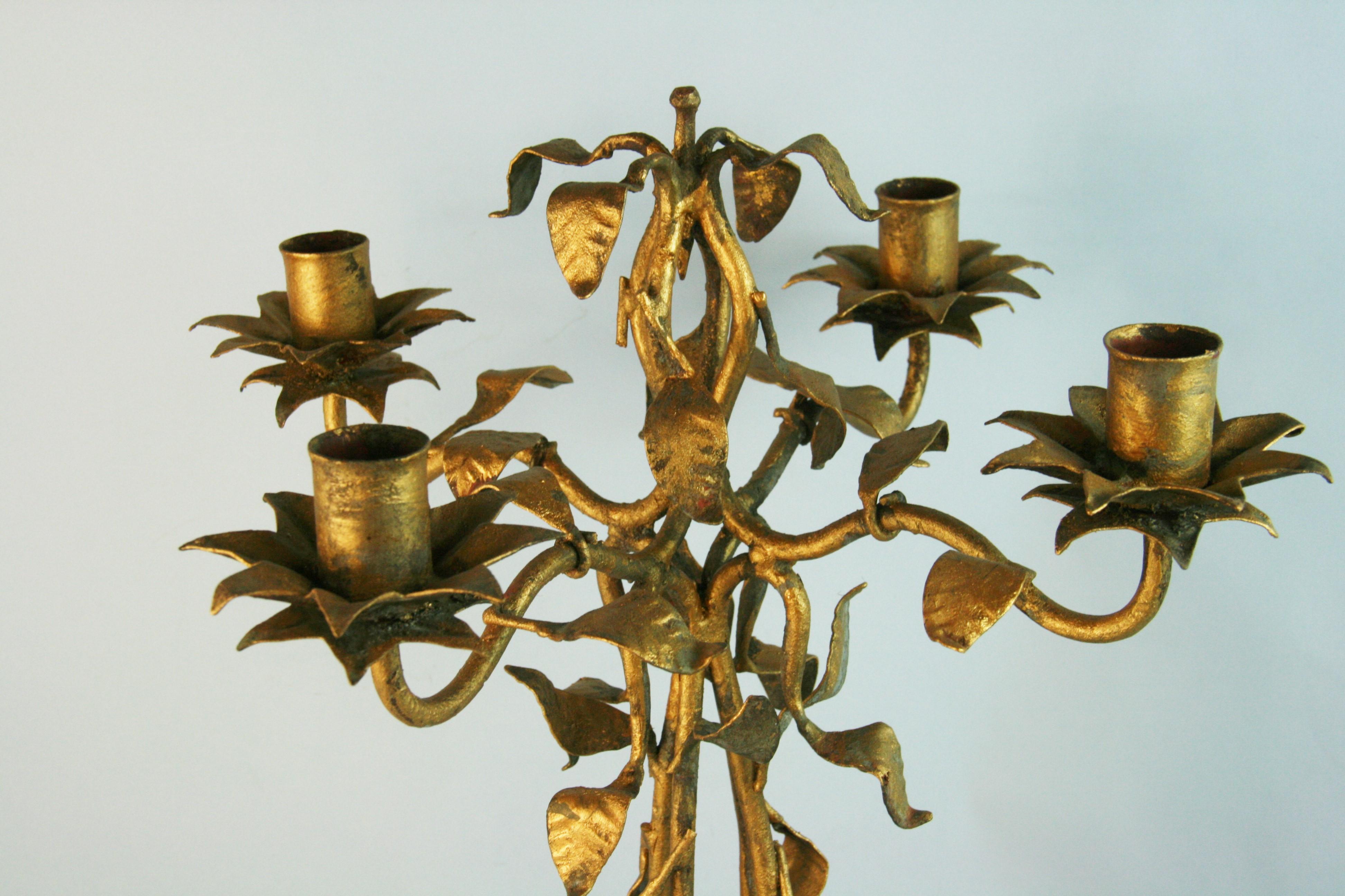 Antiker italienischer Kerzenhalter aus vergoldetem Eisen im Alter (Handgefertigt) im Angebot