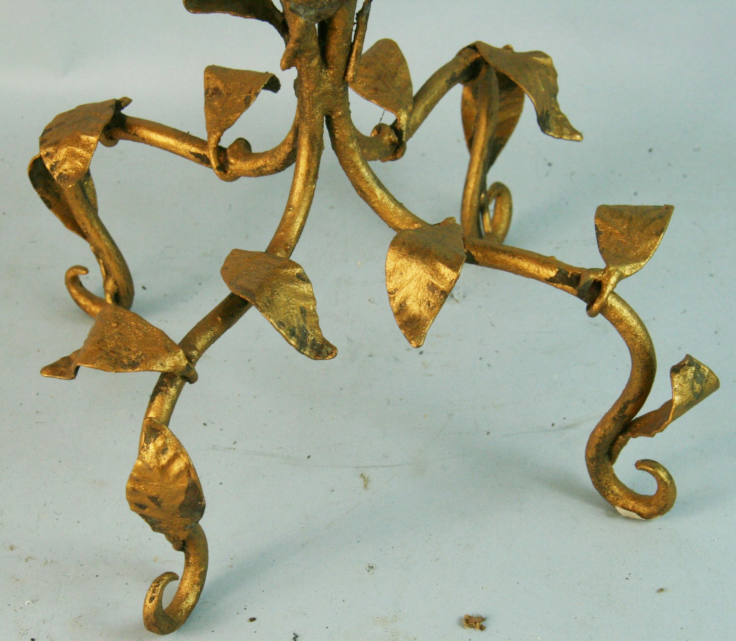 Antiker italienischer Kerzenhalter aus vergoldetem Eisen im Alter (Frühes 20. Jahrhundert) im Angebot