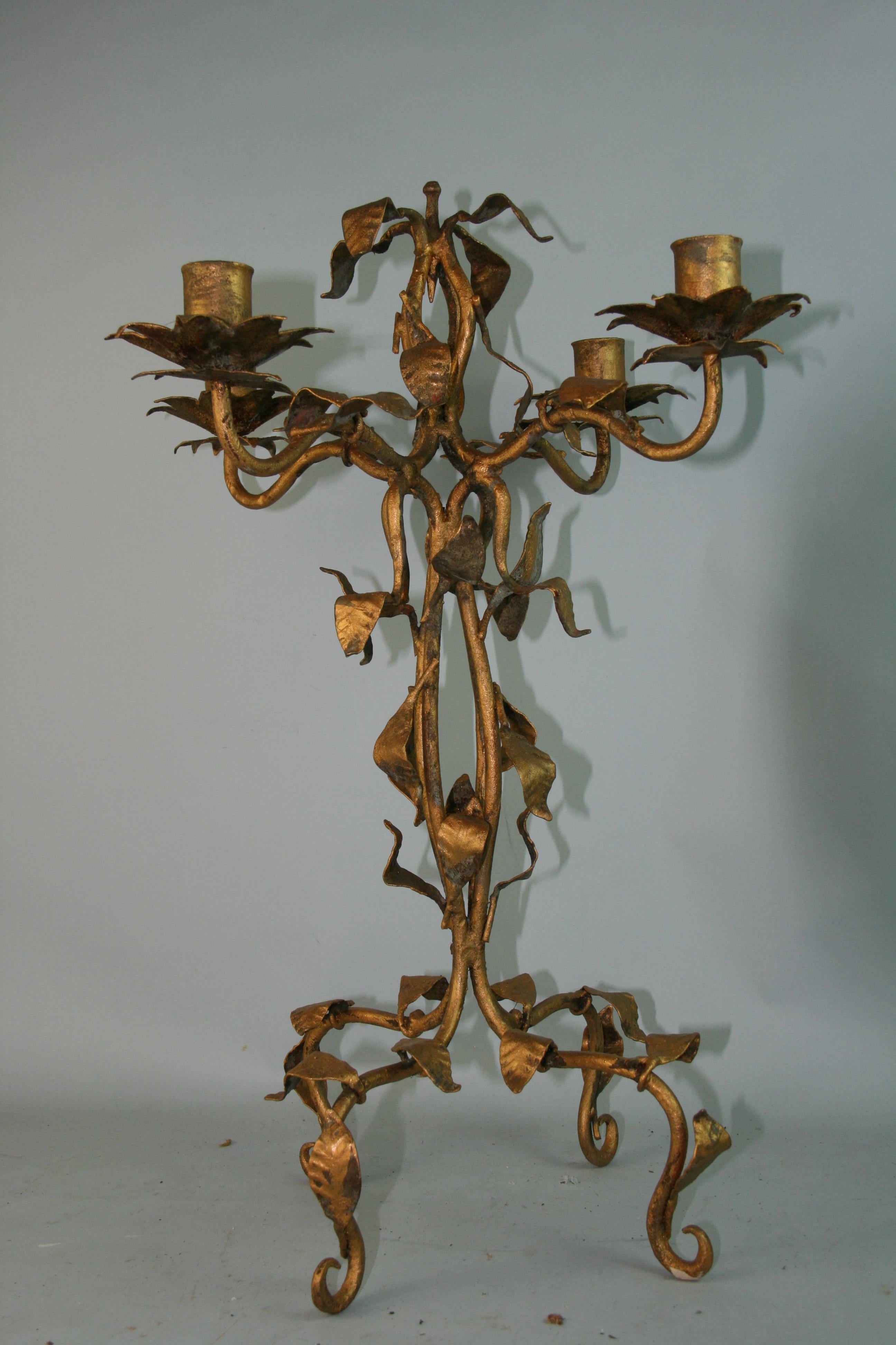 Antiker italienischer Kerzenhalter aus vergoldetem Eisen im Alter im Angebot 1