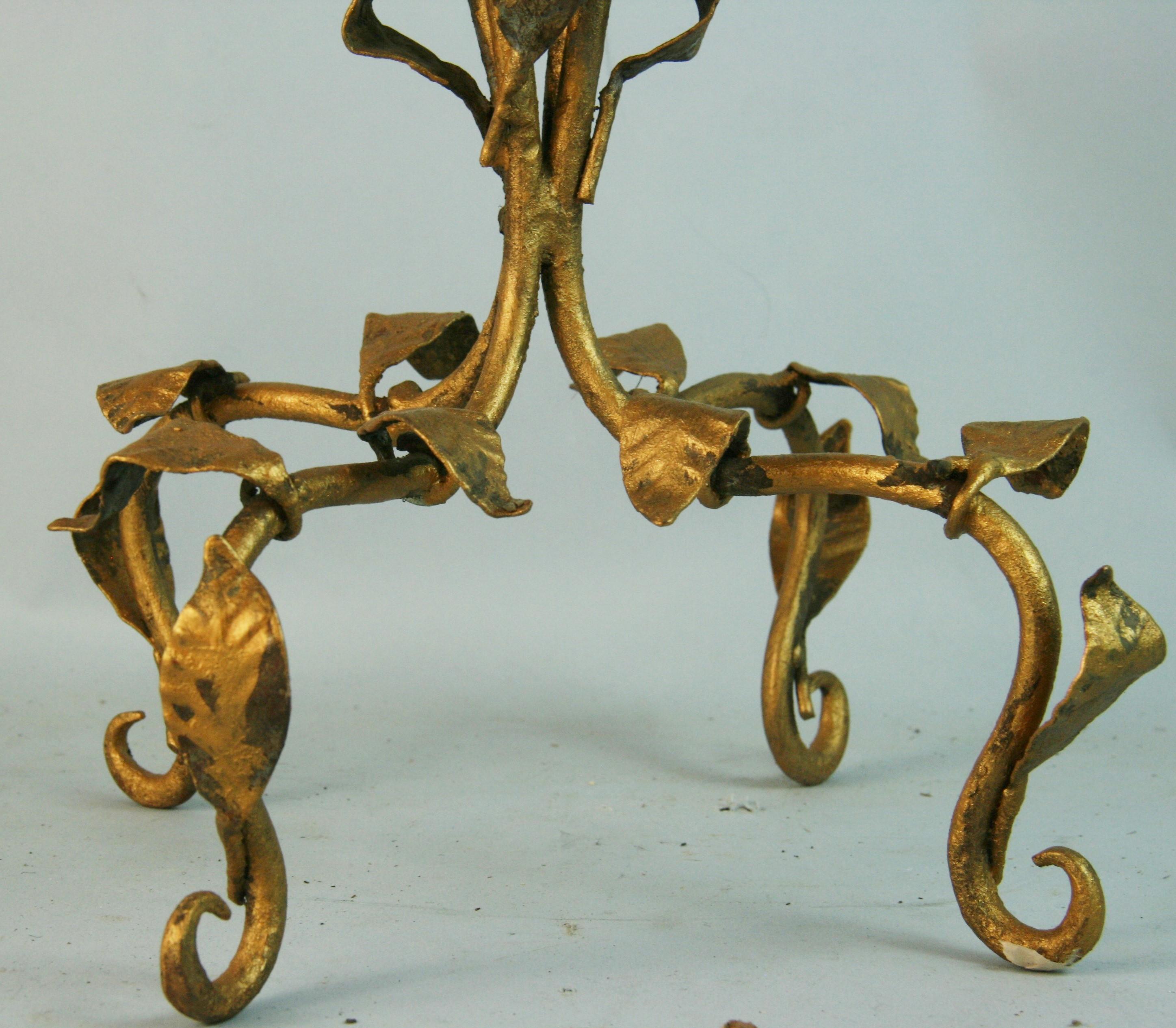 Antiker italienischer Kerzenhalter aus vergoldetem Eisen im Alter im Angebot 2