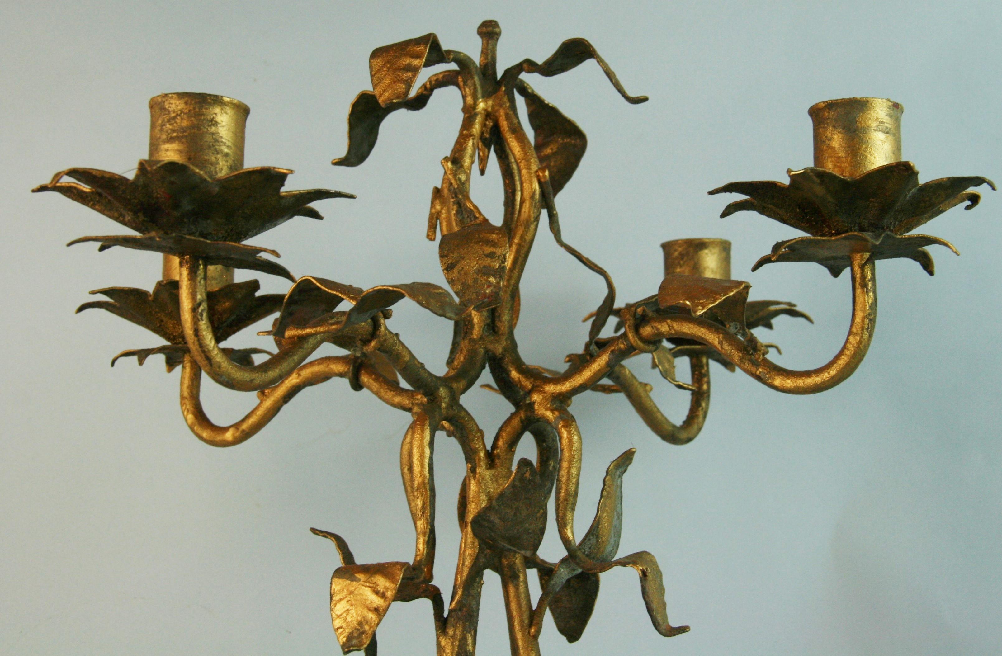 Antiker italienischer Kerzenhalter aus vergoldetem Eisen im Alter im Angebot 3