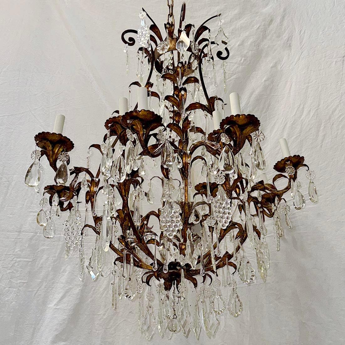 Lustre italien en métal doré des années 1920 avec pendentifs en cristal, 12 lampes candélabres.

Mesures :
Diamètre : 36