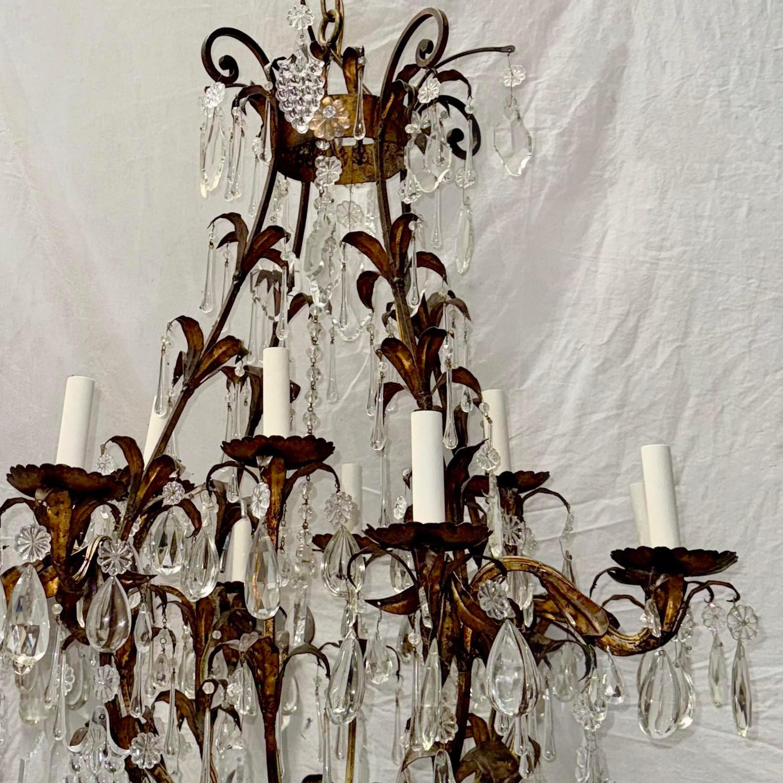 Doré Lustre italien ancien en métal doré avec cristaux en vente