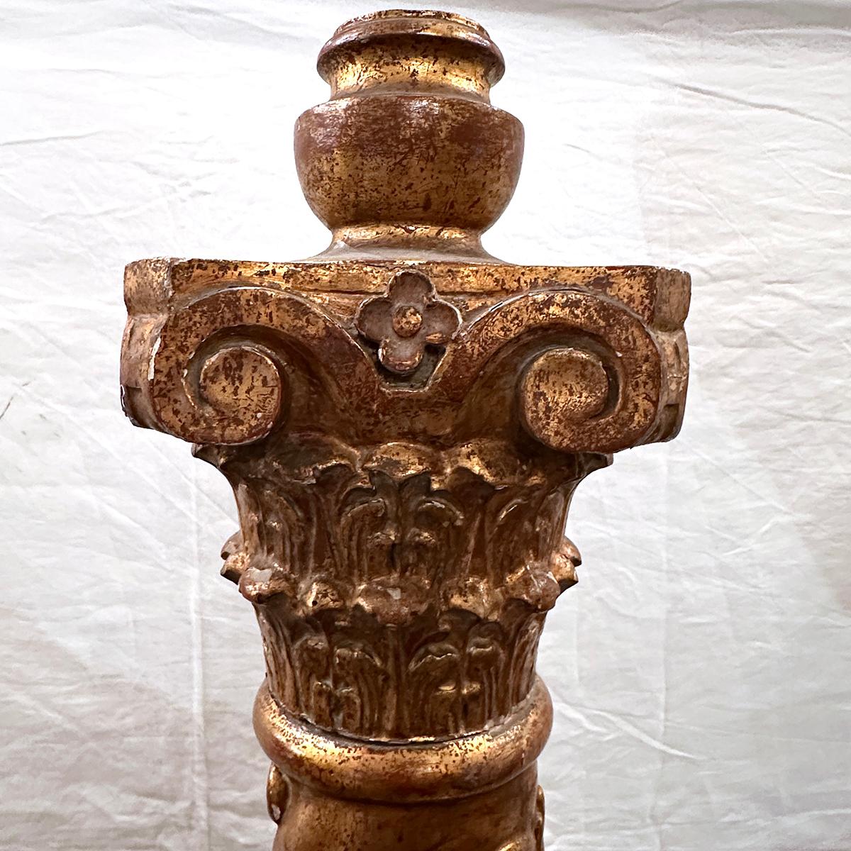 Lampadaire italien sculpté vers 1900 avec finition en bois doré.

Mesures :
Hauteur : 63