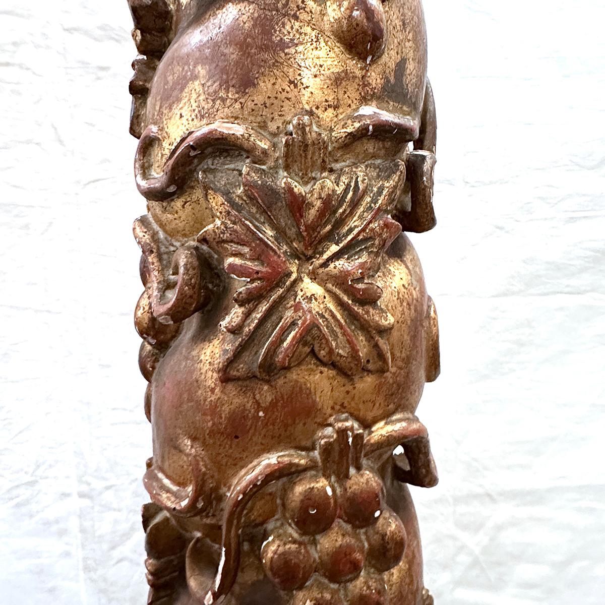 Sculpté à la main Lampadaire italien ancien en bois doré en vente
