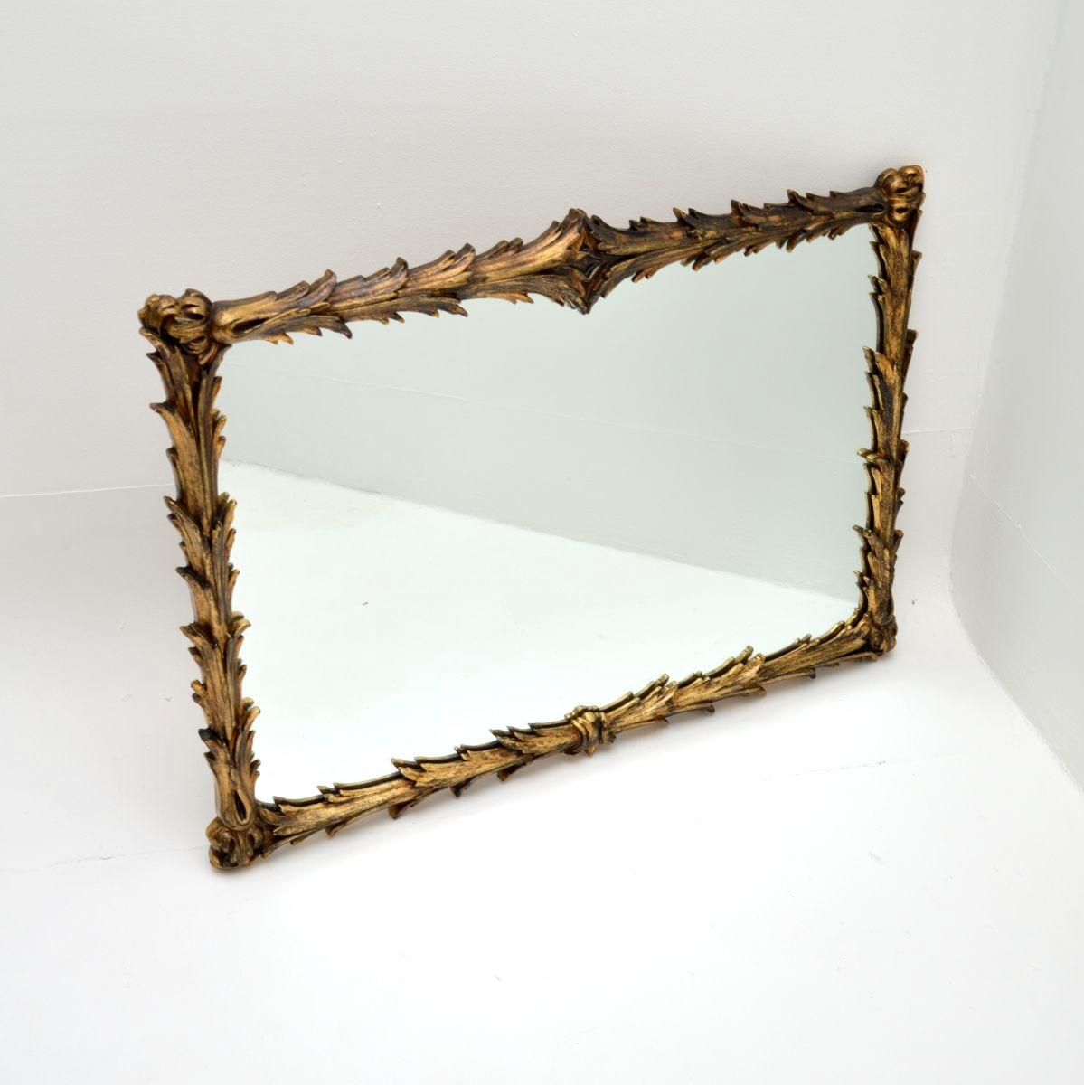 Un joli miroir italien ancien en bois doré, datant des années 1950.

Il est d'une grande qualité et d'une taille impressionnante. Il est fait de bois massif et de gesso, il y a de magnifiques détails complexes autour des bords, le dos affiche