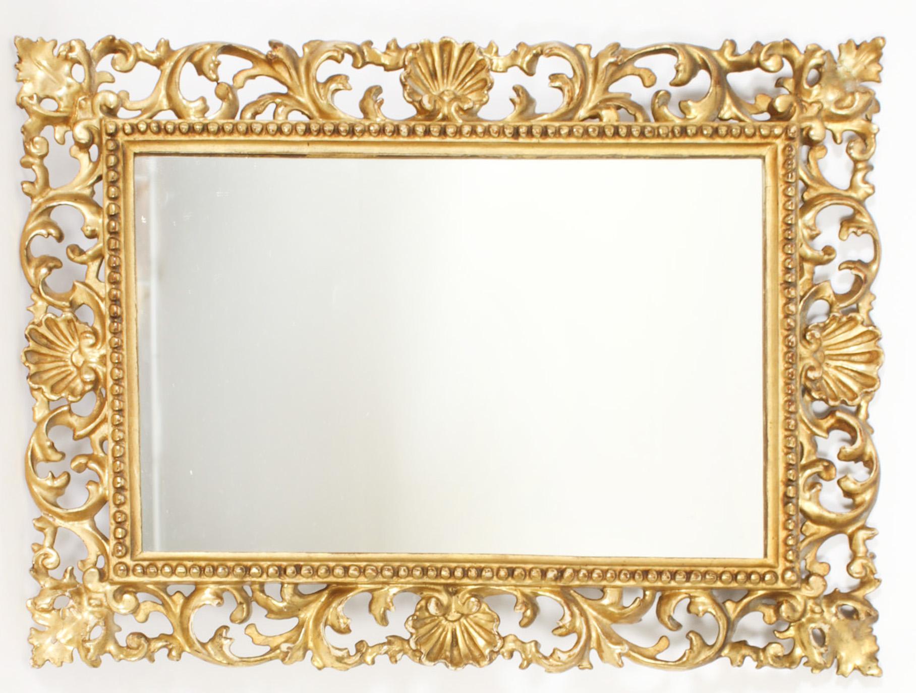 Un piccolo legno dorato italiano di qualità fine, superbamente intagliato e altamente decorativo, di Florentine.  specchio, risalente alla metà del XIX secolo. 

Questa specchiera rettangolare è composta da una cornice in legno dorato superbamente