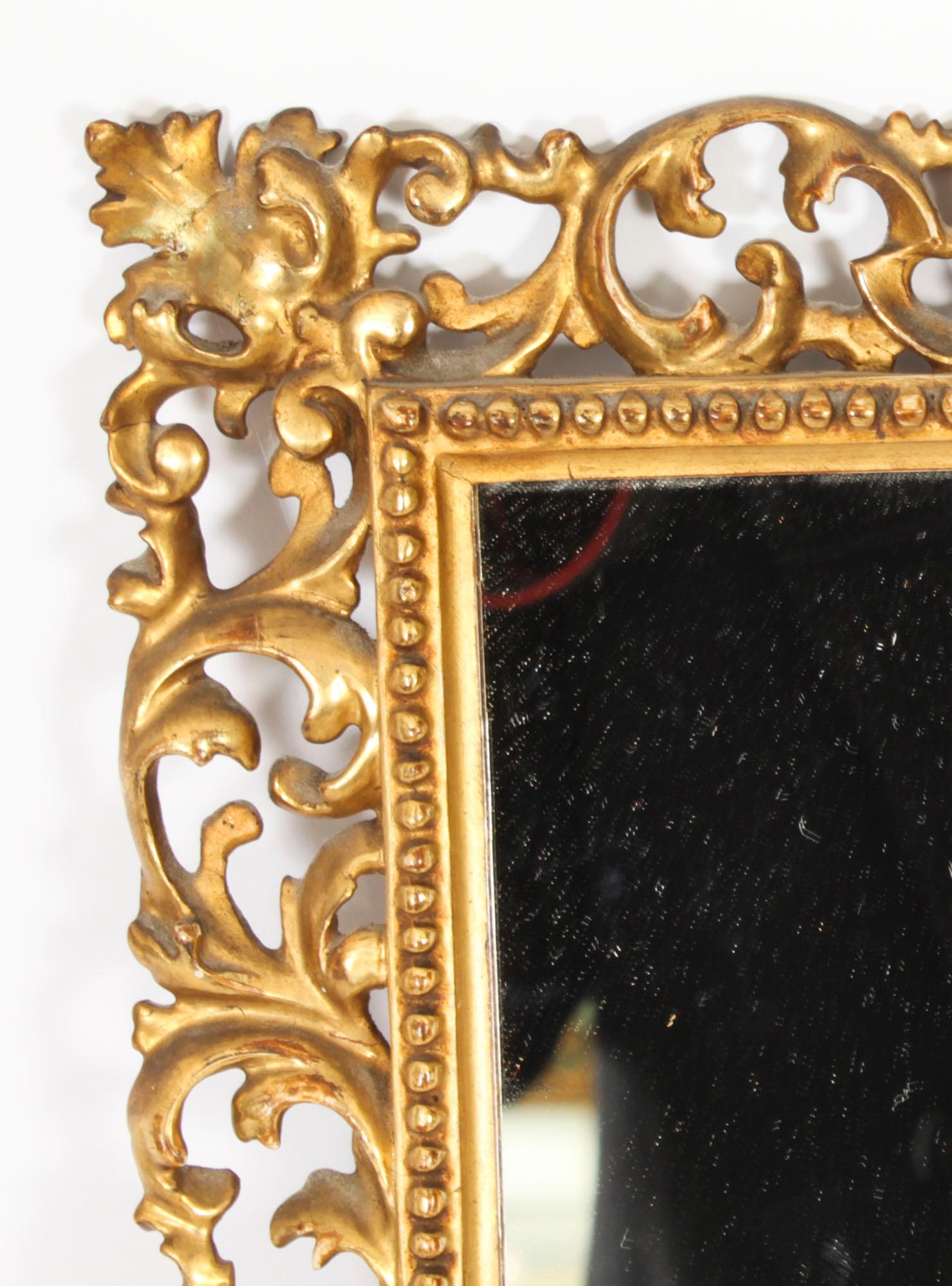 Italiano Antique Mirror Florentine in legno dorato del XIX secolo 40 x 30 cm in vendita