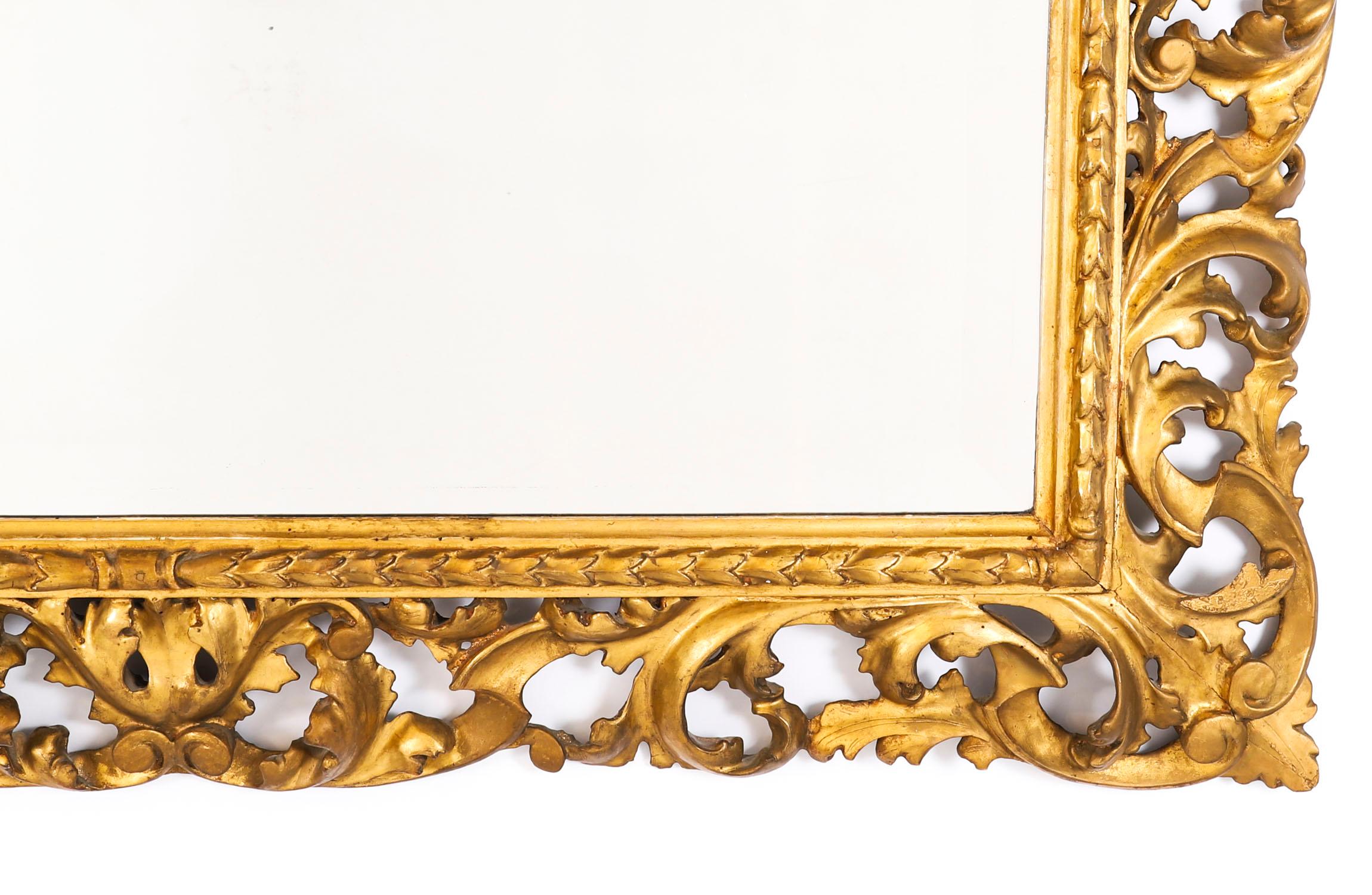 Doré Antique Florentine Mirror en bois doré italien pour manteau de cheminée 19ème siècle en vente