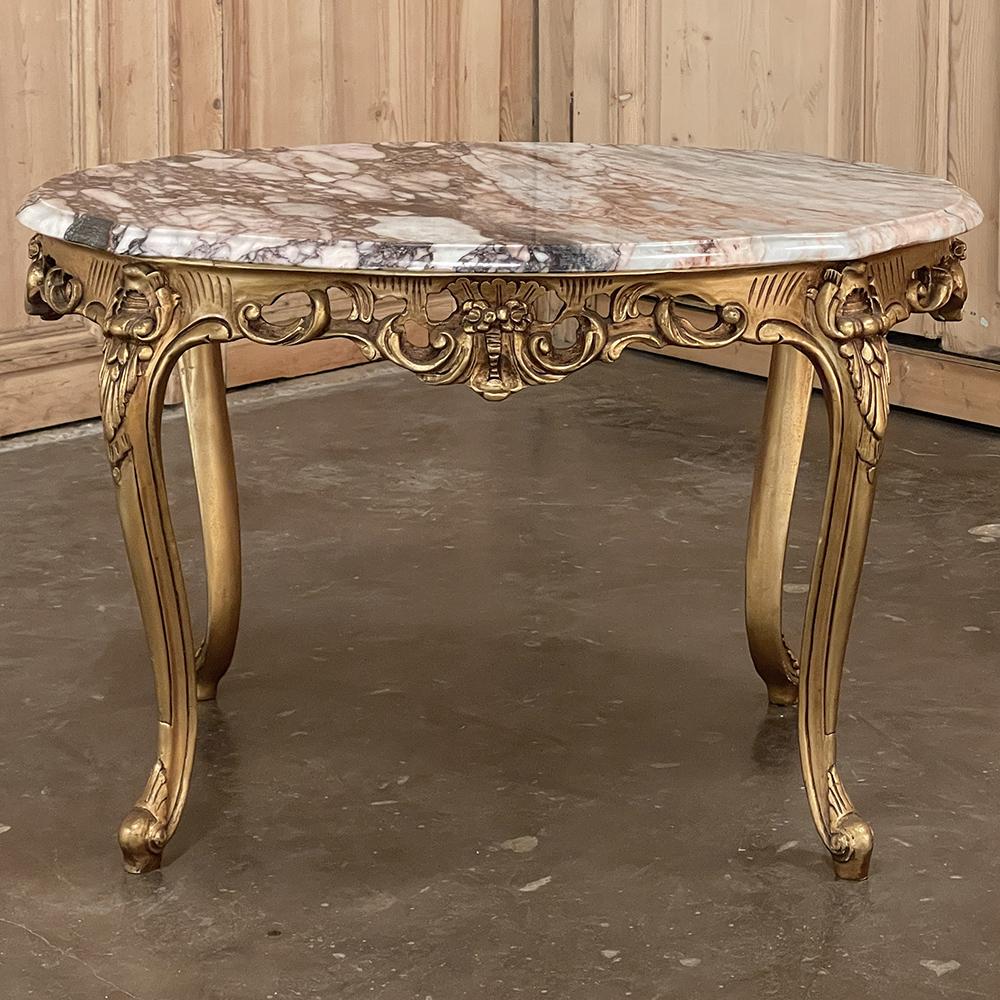 Ancienne table basse italienne en bois doré avec dessus en marbre ~ table d'appoint est le choix parfait pour une réception plus formelle et intime ! Le cadre minutieusement sculpté est constitué d'un tablier de forme ovale percé et orné de motifs