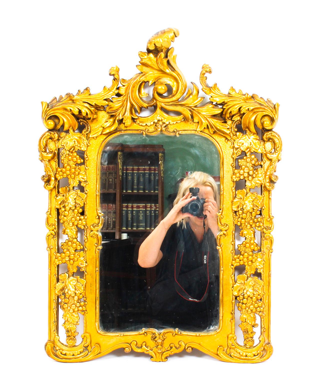 Il s'agit d'un miroir antique italien encadré en bois doré vraiment spectaculaire, datant d'environ 1860. Mesures : 78 x 56cm.
 
La plaque de miroir rectangulaire biseautée possède un cadre en bois doré superbement sculpté, orné d'une splendide