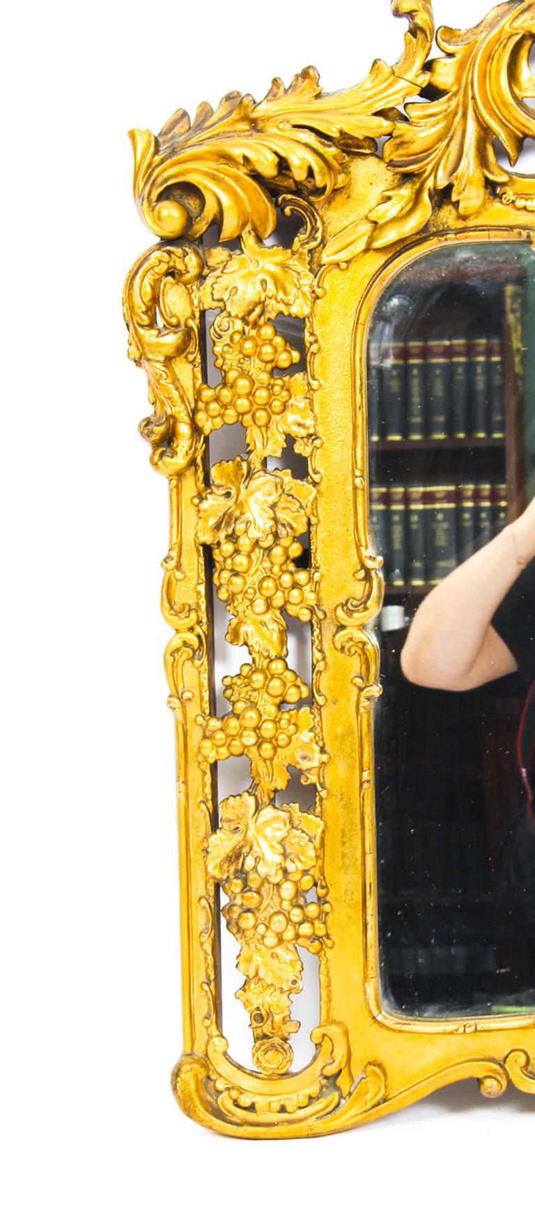 Miroir italien ancien en bois doré sculpté de vignes fruitées, 19ème siècle en vente 1