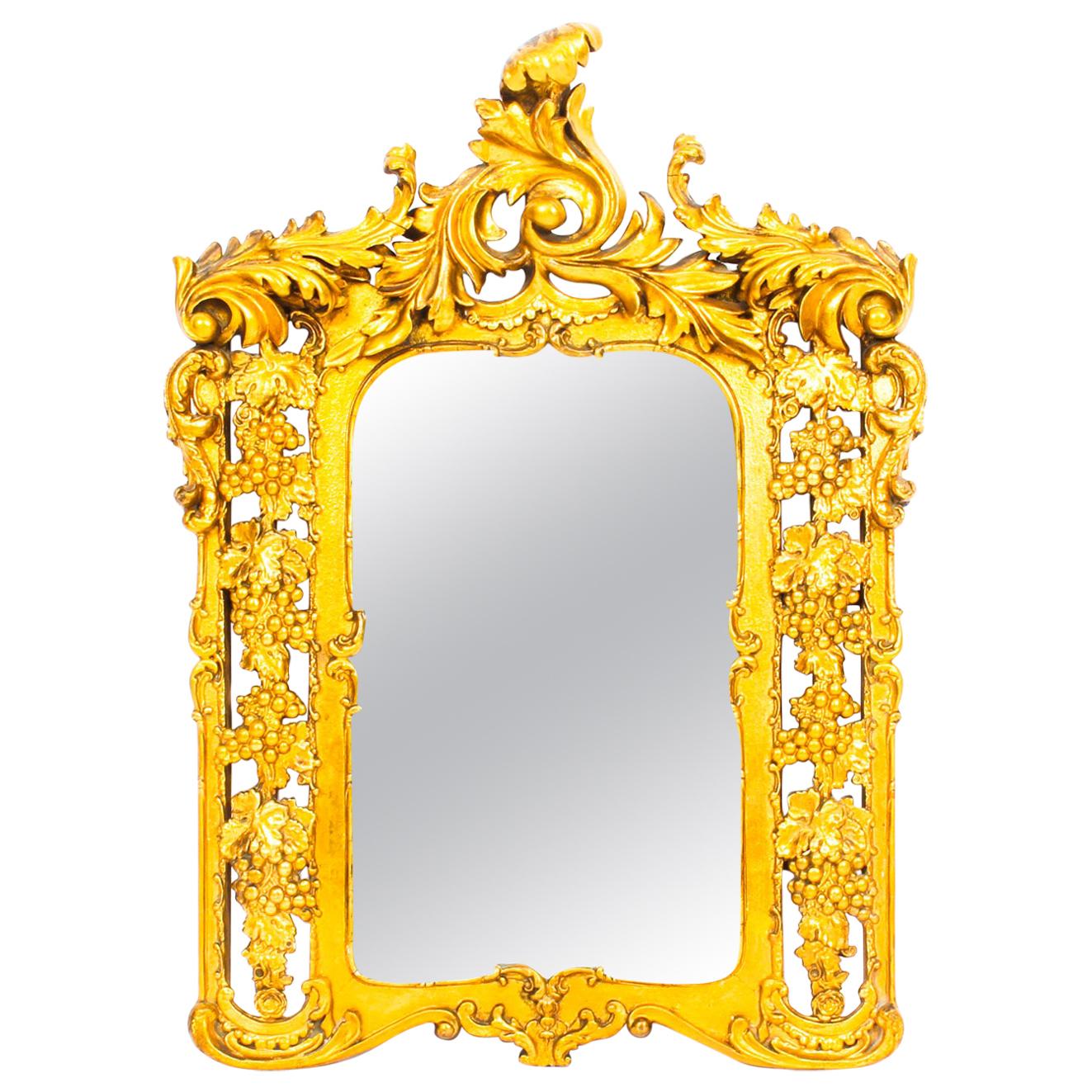 Miroir italien ancien en bois doré sculpté de vignes fruitées, 19ème siècle en vente