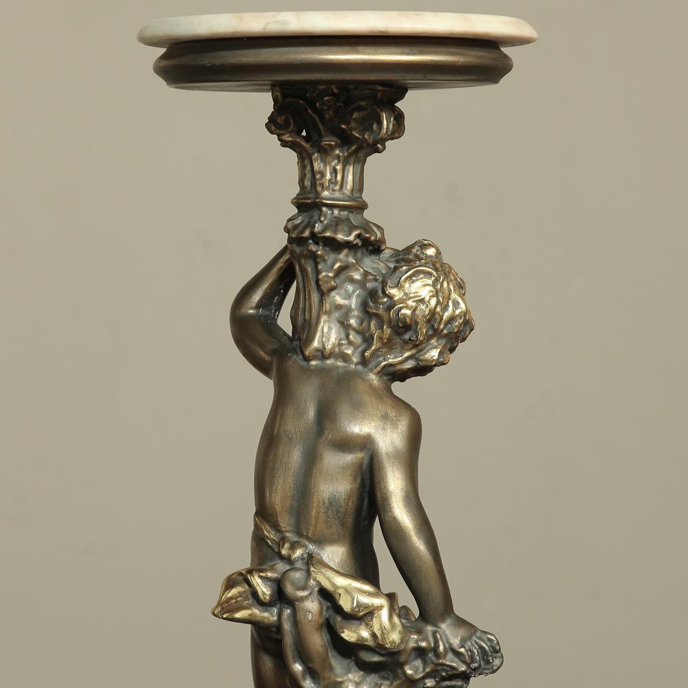 Piédestal italien ancien en bois doré avec chérubin sculpté et plateau en marbre en vente 4