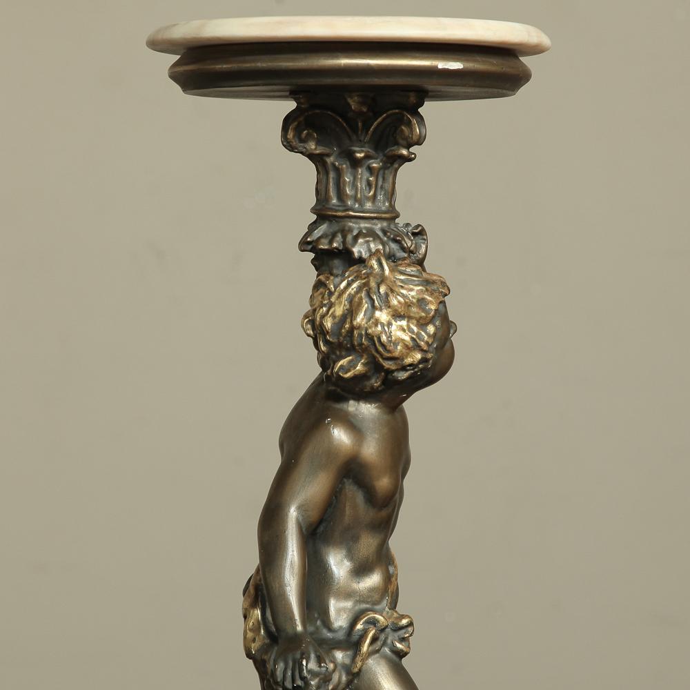 Piédestal italien ancien en bois doré avec chérubin sculpté et plateau en marbre en vente 6