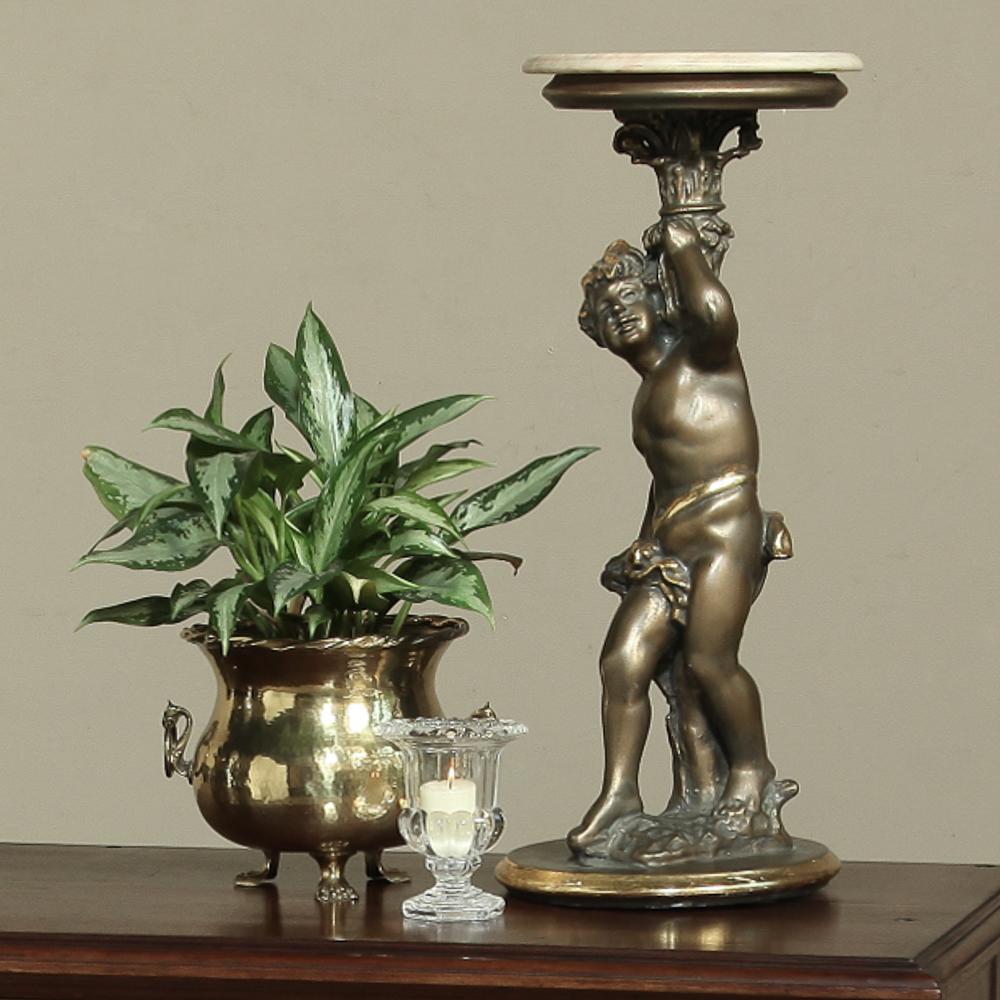 Ce piédestal italien ancien en bois doré avec chérubin sculpté et plateau en marbre est un excellent moyen d'exposer une statue préférée, un vase de fleurs fraîches ou un objet d'art ! La statue présente une coloration bicolore bronze et or avec une