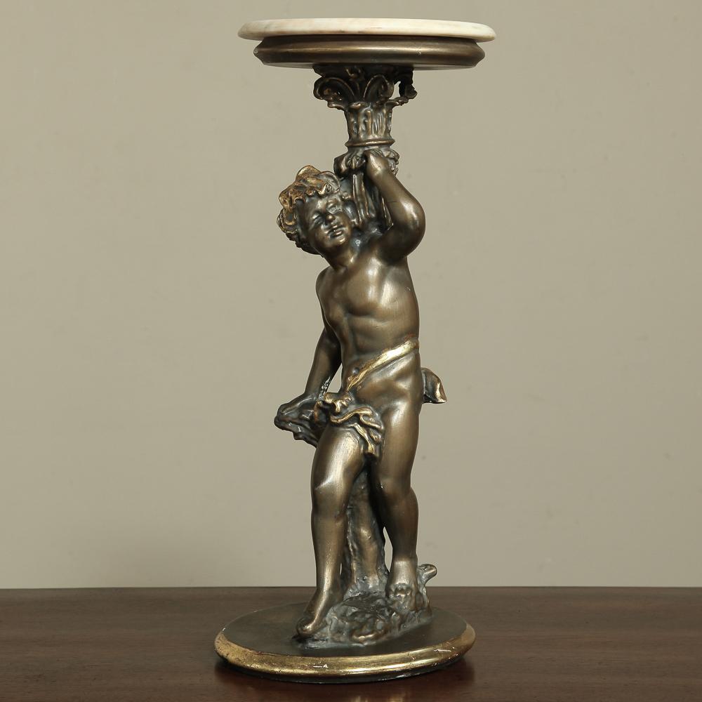Belle Époque Piédestal italien ancien en bois doré avec chérubin sculpté et plateau en marbre en vente