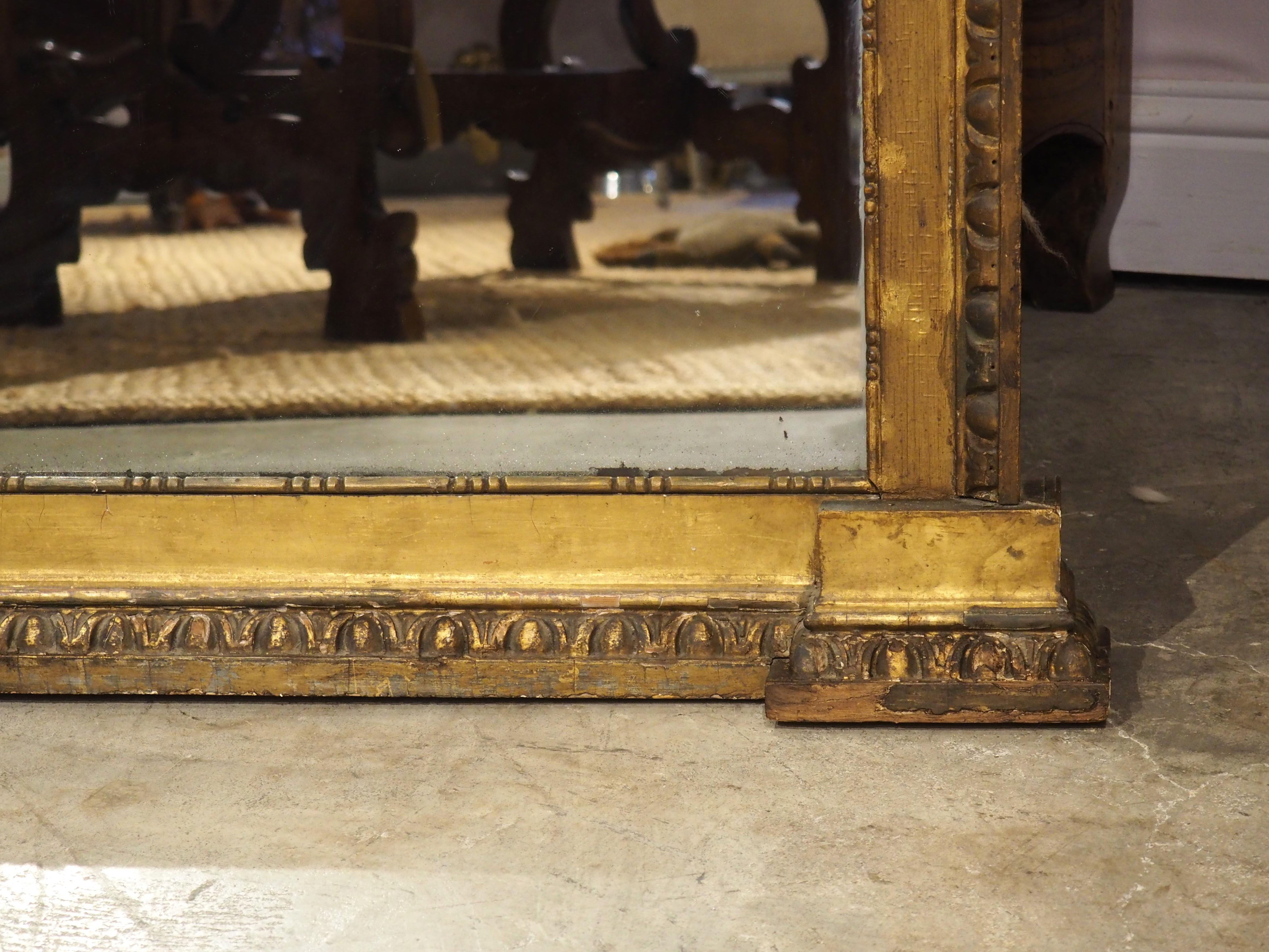 Sculpté à la main Miroir Trumeau italien ancien en bois doré avec peinture à l'huile d'une scène de port, vers 1780 en vente