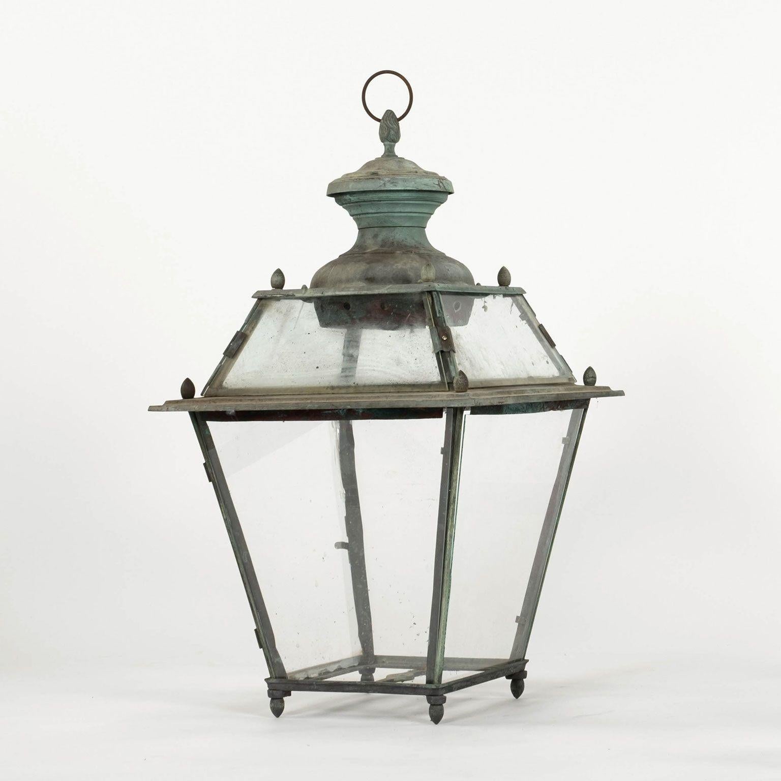 Antica lanterna italiana a pannelli di vetro del 1900-1910 circa. Ottone fuso con una patina morbida e naturale di Greene & Greene. Non cablato.