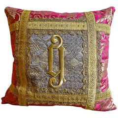 Coussin italien ancien à appliques dorées sur dentelle en broderie par Eleganza Italiana