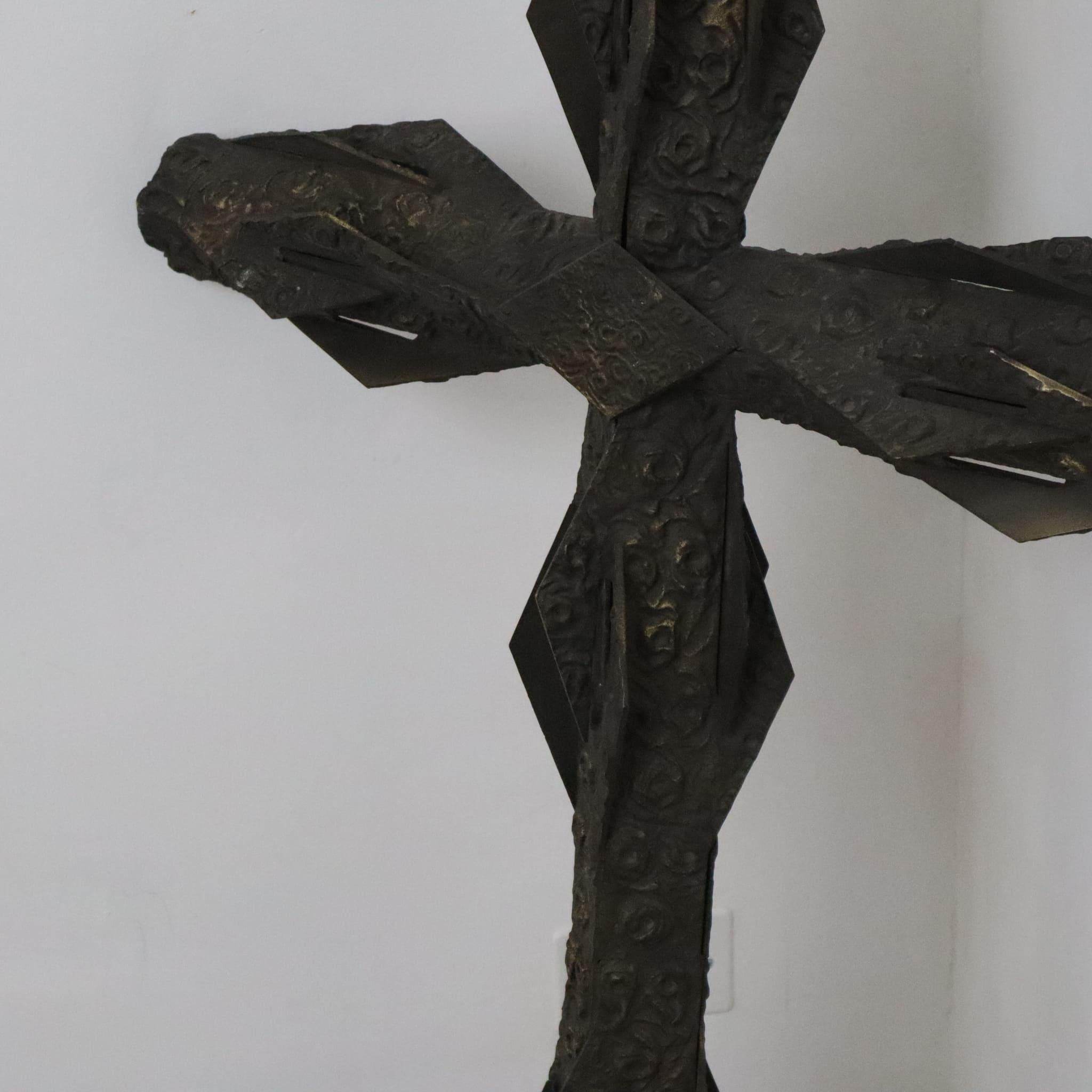 Antique Italian Gothic Crucifix in Bronze Casting, Sculpture from the Early 1900 For Sale 7