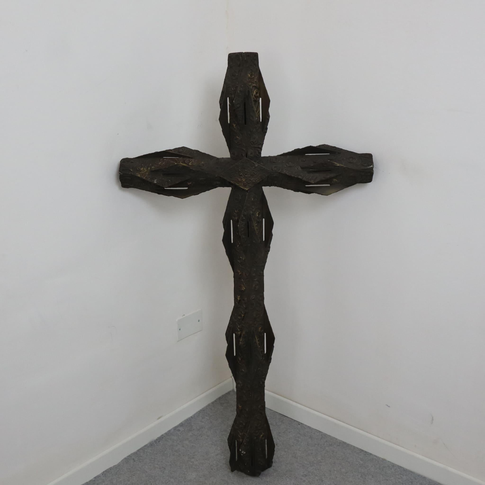 Gothic Crucifix Sculpture in Bronze Casting, Italy, Early 1900s

Majestic Gothic crucifix made in bronze casting at the beginning of the 20th century in Italy. This unique piece stands out for its imposing and refined design, characterized by