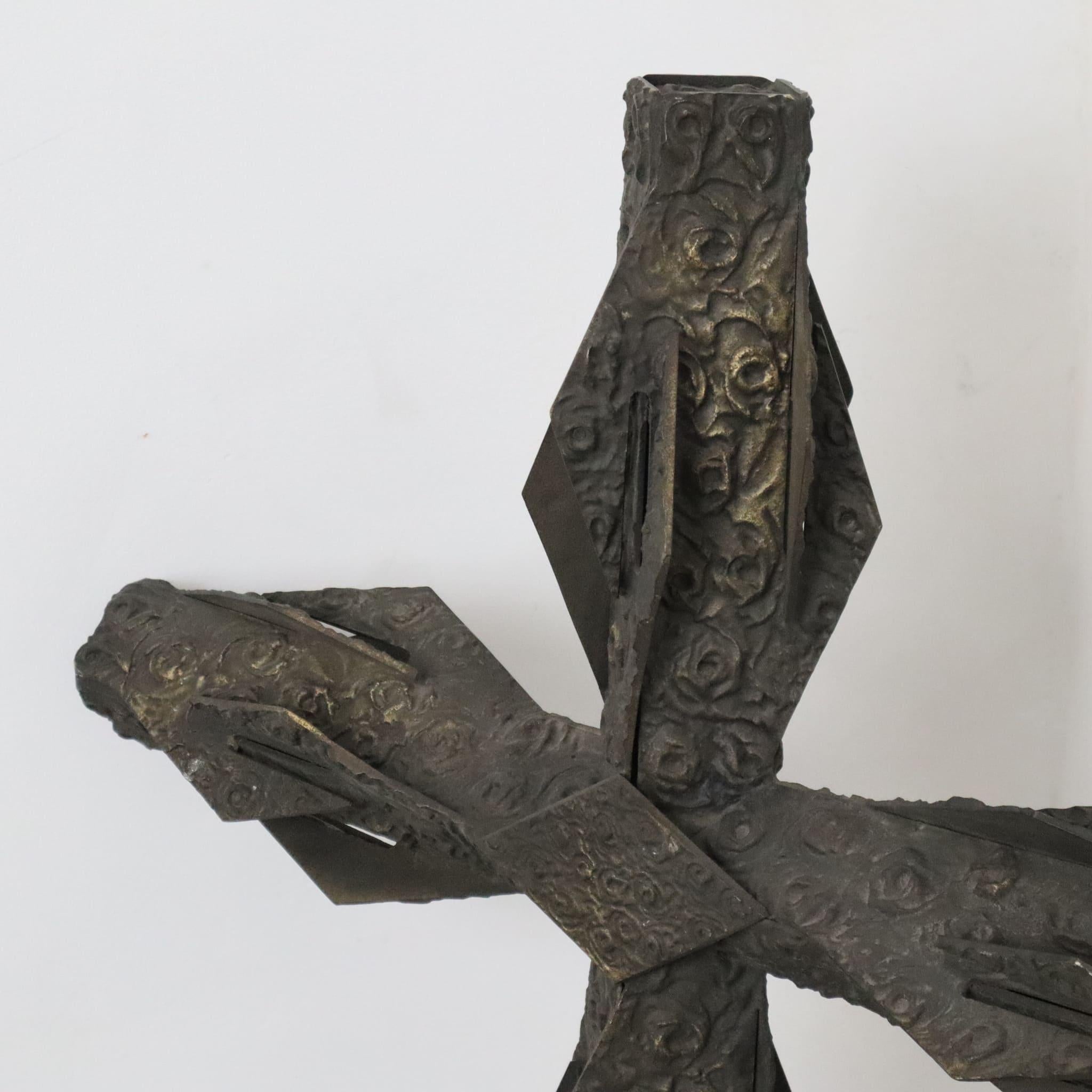 Antique Italian Gothic Crucifix in Bronze Casting, Sculpture from the Early 1900 In Good Condition For Sale In Nicolosi, IT