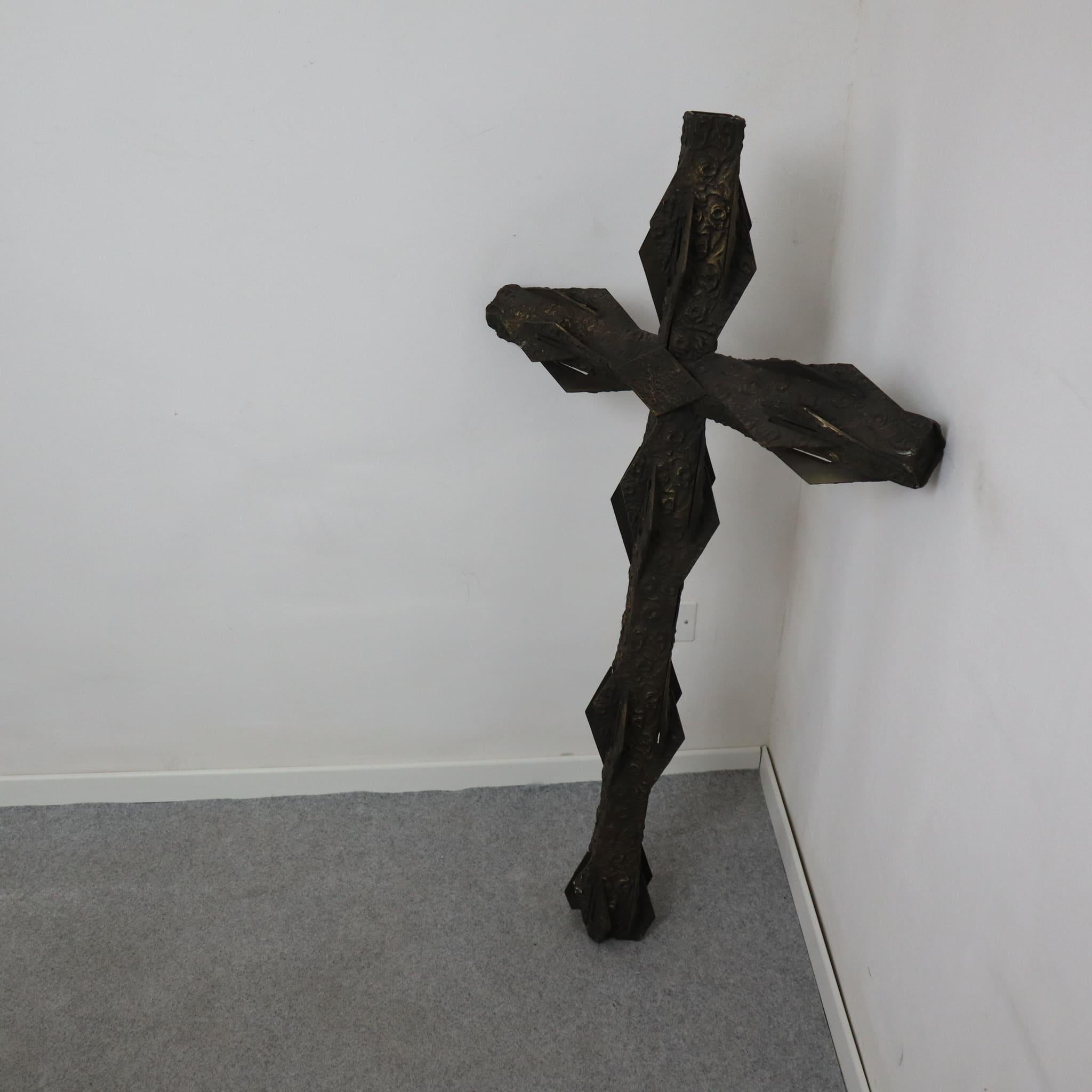 Antique Italian Gothic Crucifix in Bronze Casting, Sculpture from the Early 1900 For Sale 4