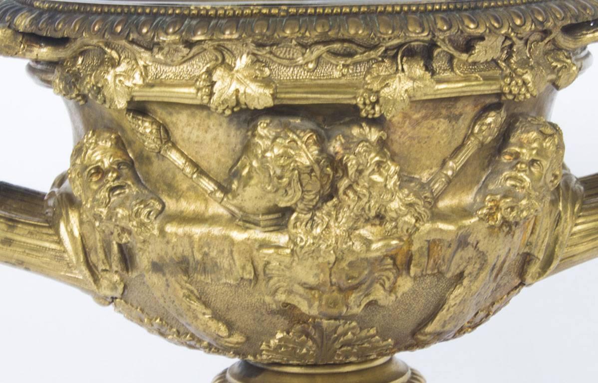 Il s'agit d'un beau modèle antique italien Grand Tour en bronze doré du vase Warwick:: datant d'environ 1860. 

Ce superbe bronze est superbement moulé et possède une superbe patine dorée. Le vase présente un bord en forme d'œuf et de fléchette::