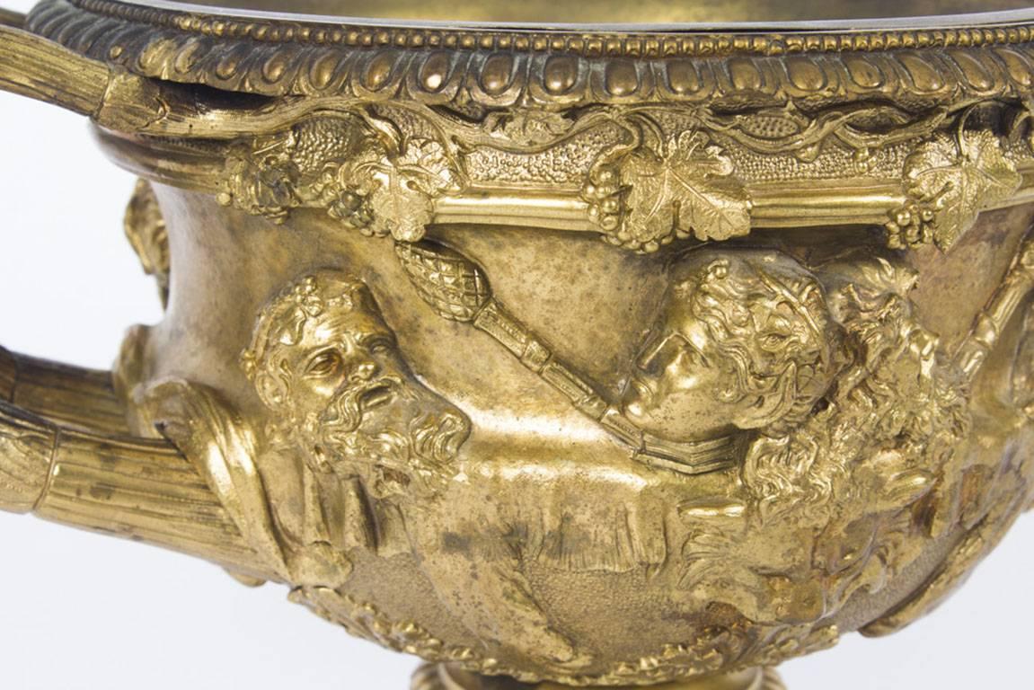 Doré Modèle italien ancien de vase Warwick en bronze doré Grand Tour:: 19ème siècle