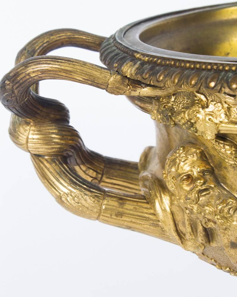Bronze Modèle italien ancien de vase Warwick en bronze doré Grand Tour:: 19ème siècle